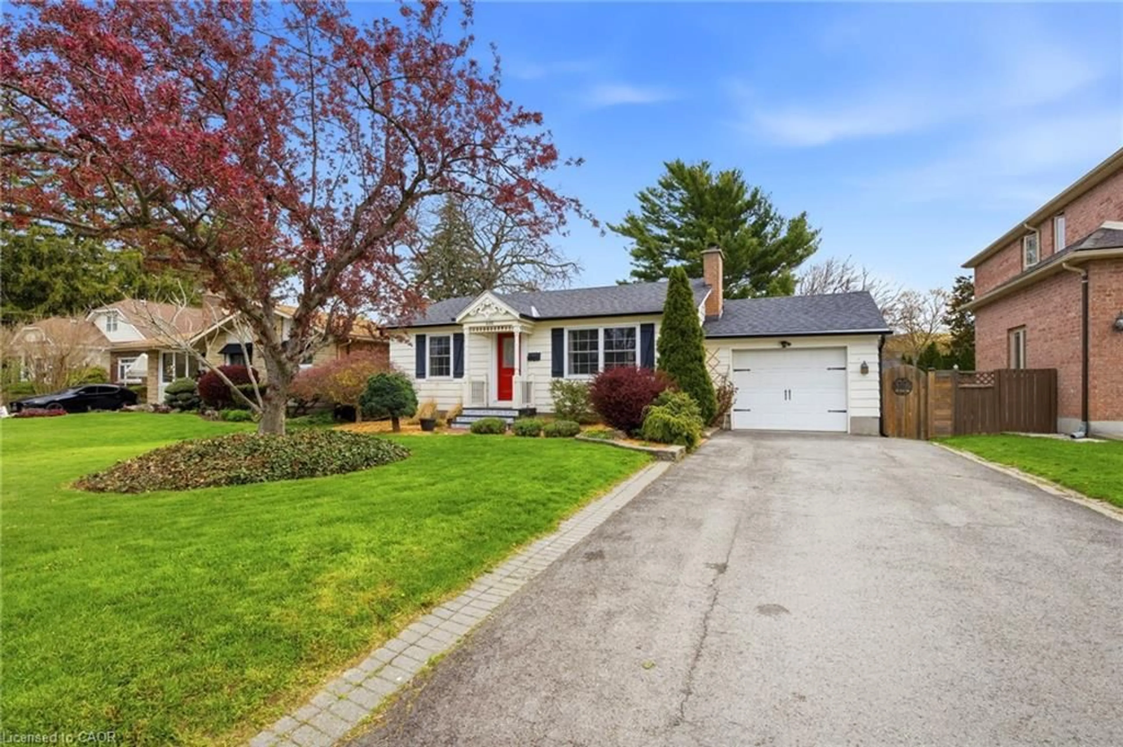Home with vinyl exterior material, street for 658 Geneva St, St. Catharines Ontario L2N 2J8