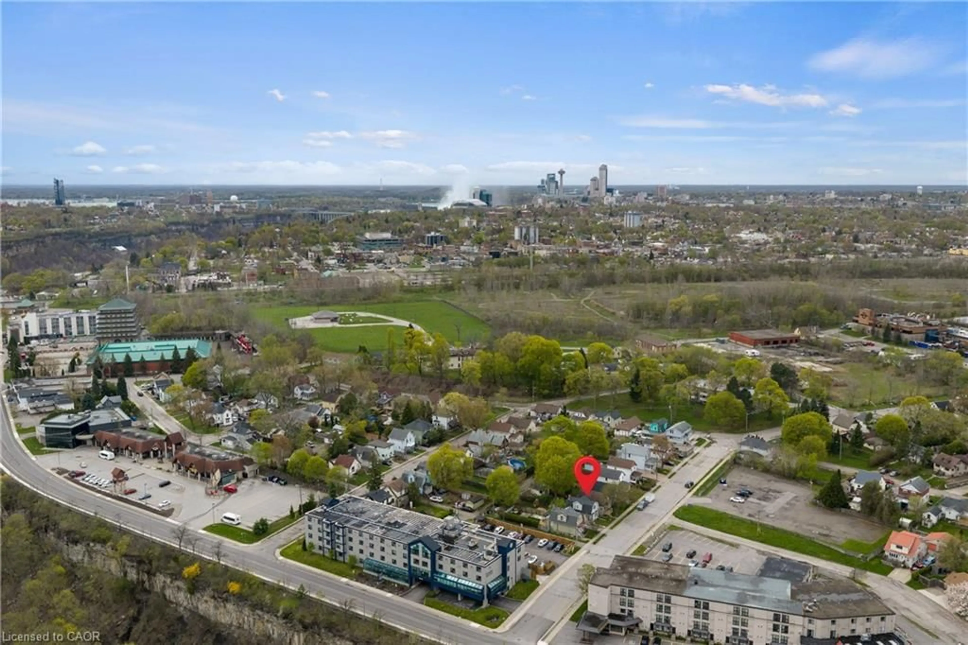 A pic from outside/outdoor area/front of a property/back of a property/a pic from drone, unknown for 4292 Ferguson St, Niagara Falls Ontario L2E 2X9