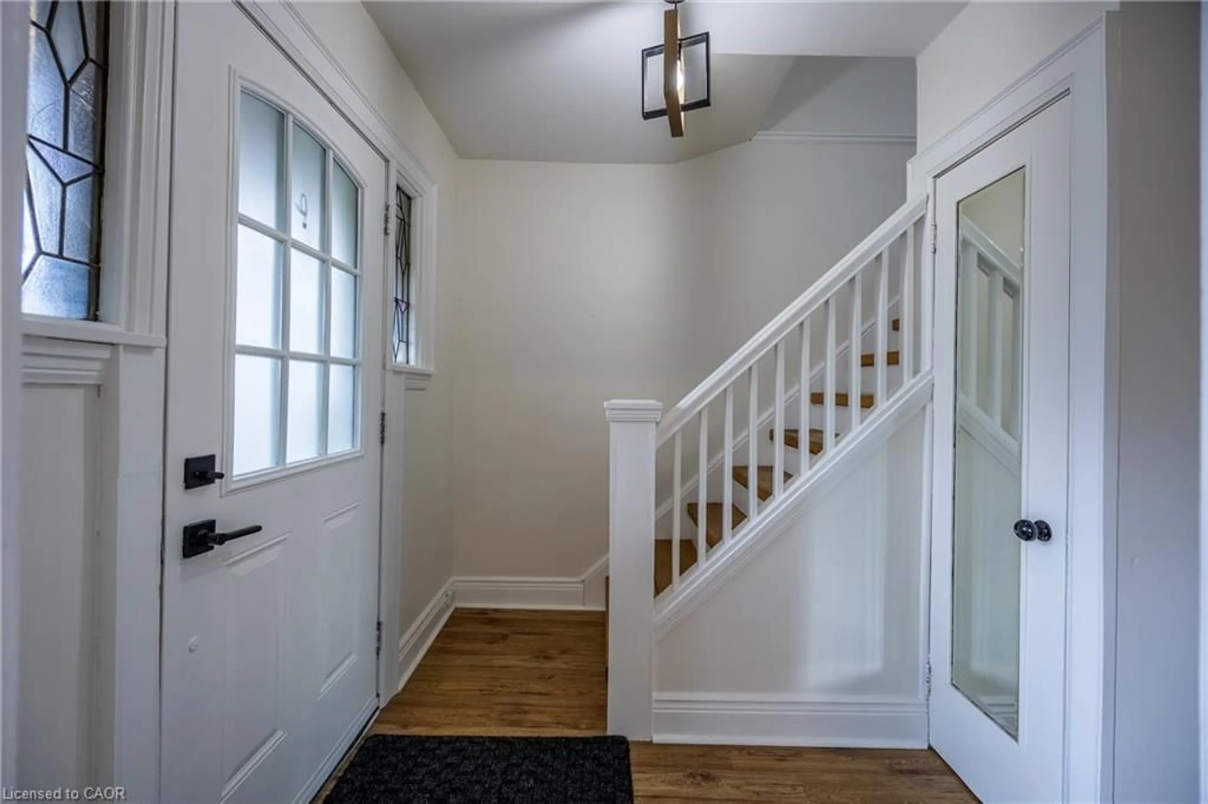 Indoor entryway for 158 Balsam Ave, Hamilton Ontario L8L 6Y5