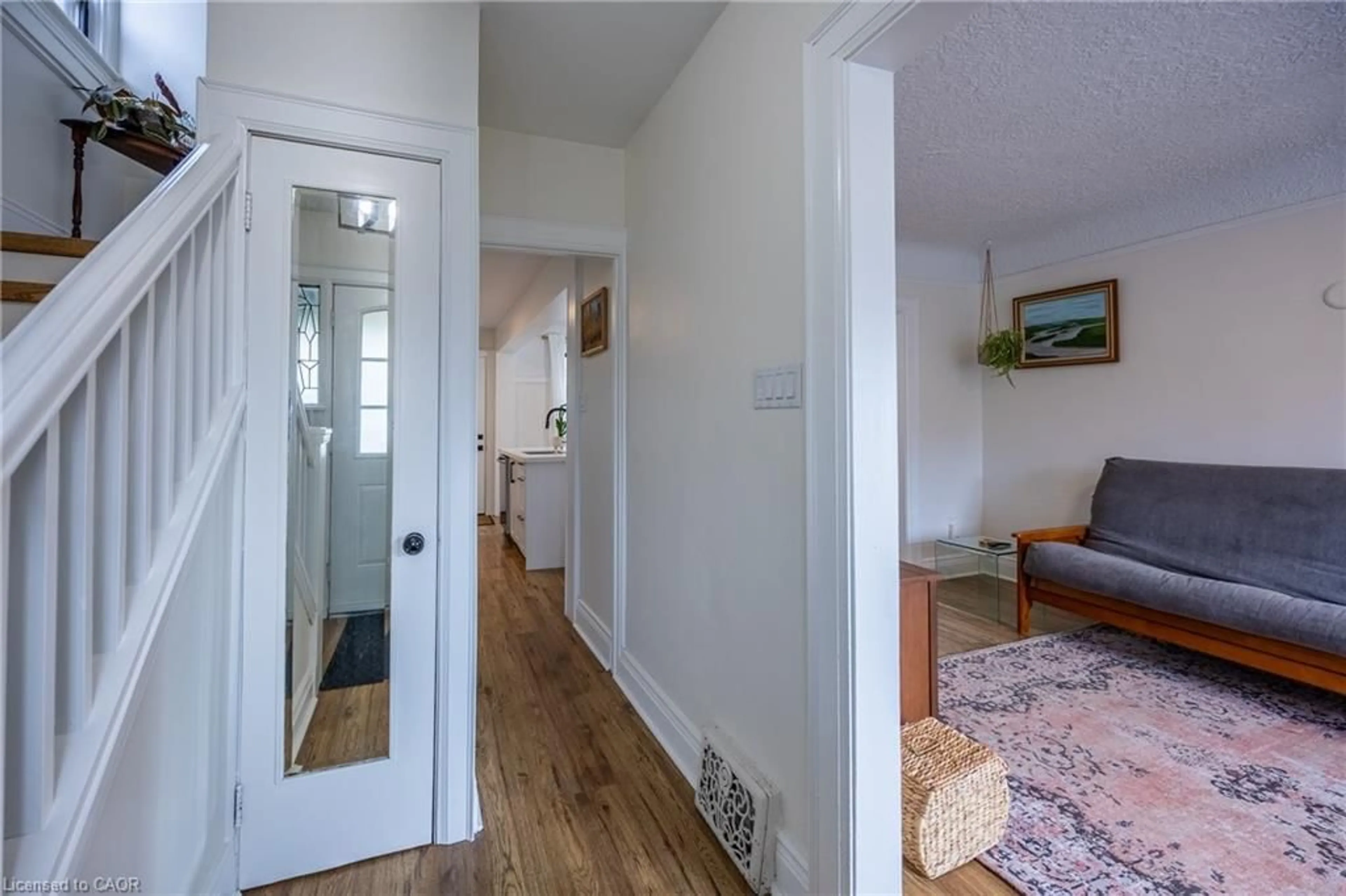 Indoor entryway for 158 Balsam Ave, Hamilton Ontario L8L 6Y5