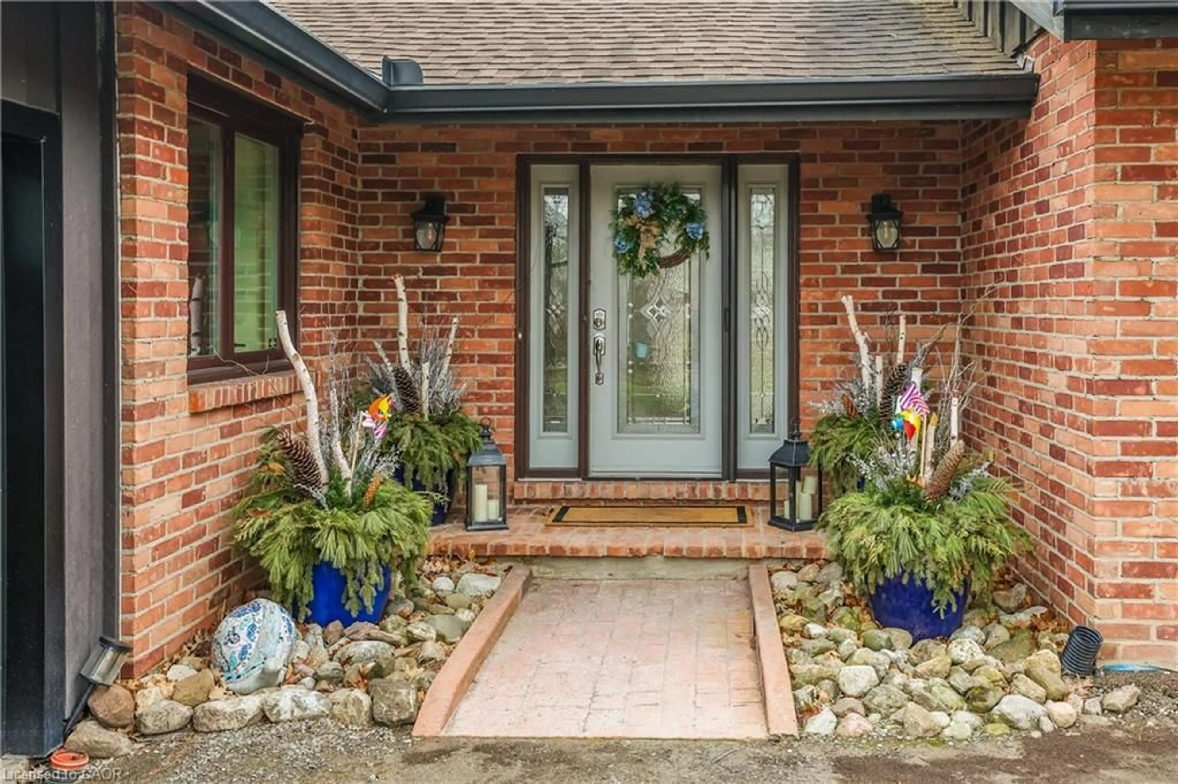 Indoor entryway for 51 Park Rd, Grimsby Ontario L3M 4E7