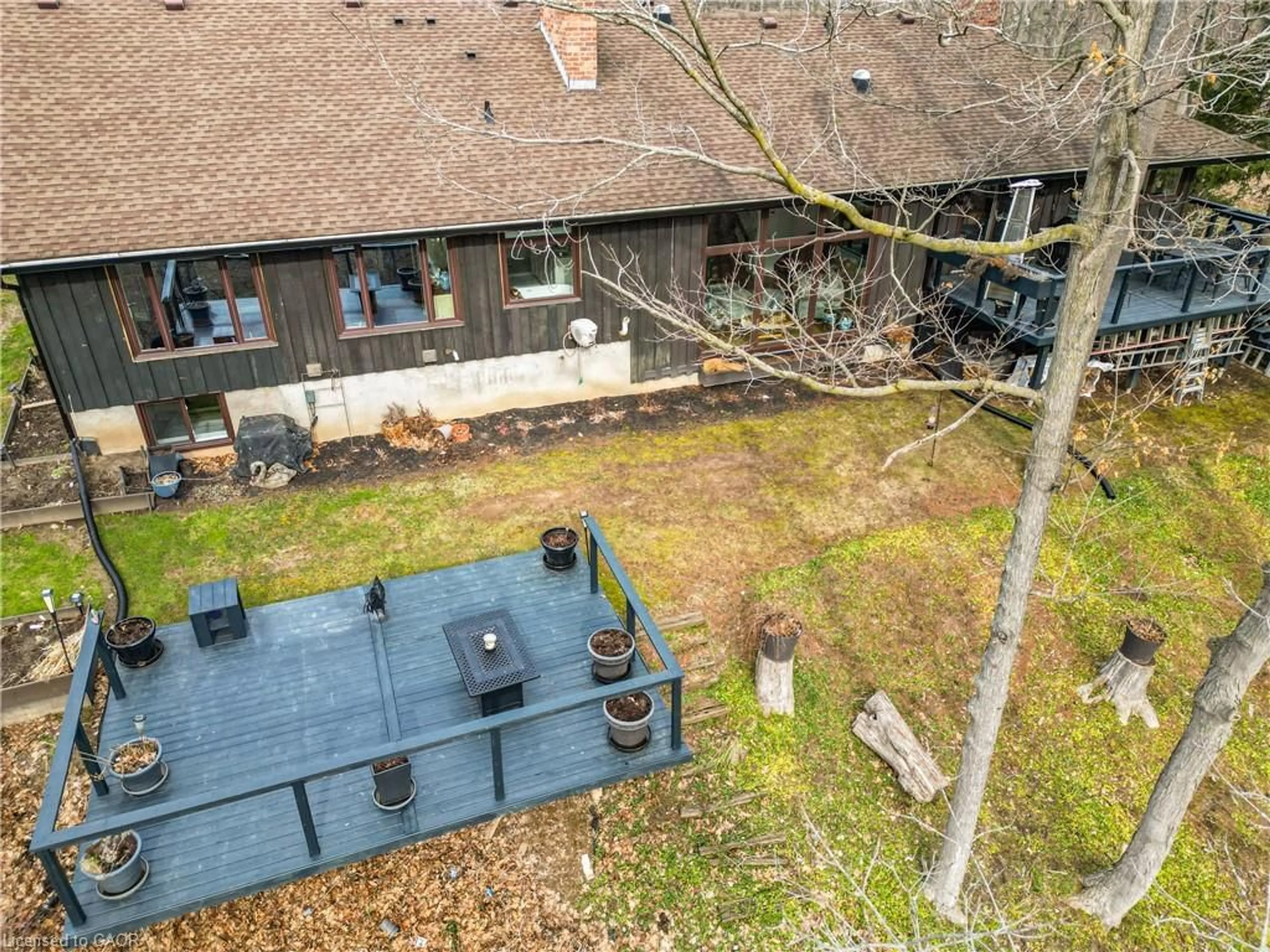 A pic from outside/outdoor area/front of a property/back of a property/a pic from drone, unknown for 51 Park Rd, Grimsby Ontario L3M 4E7
