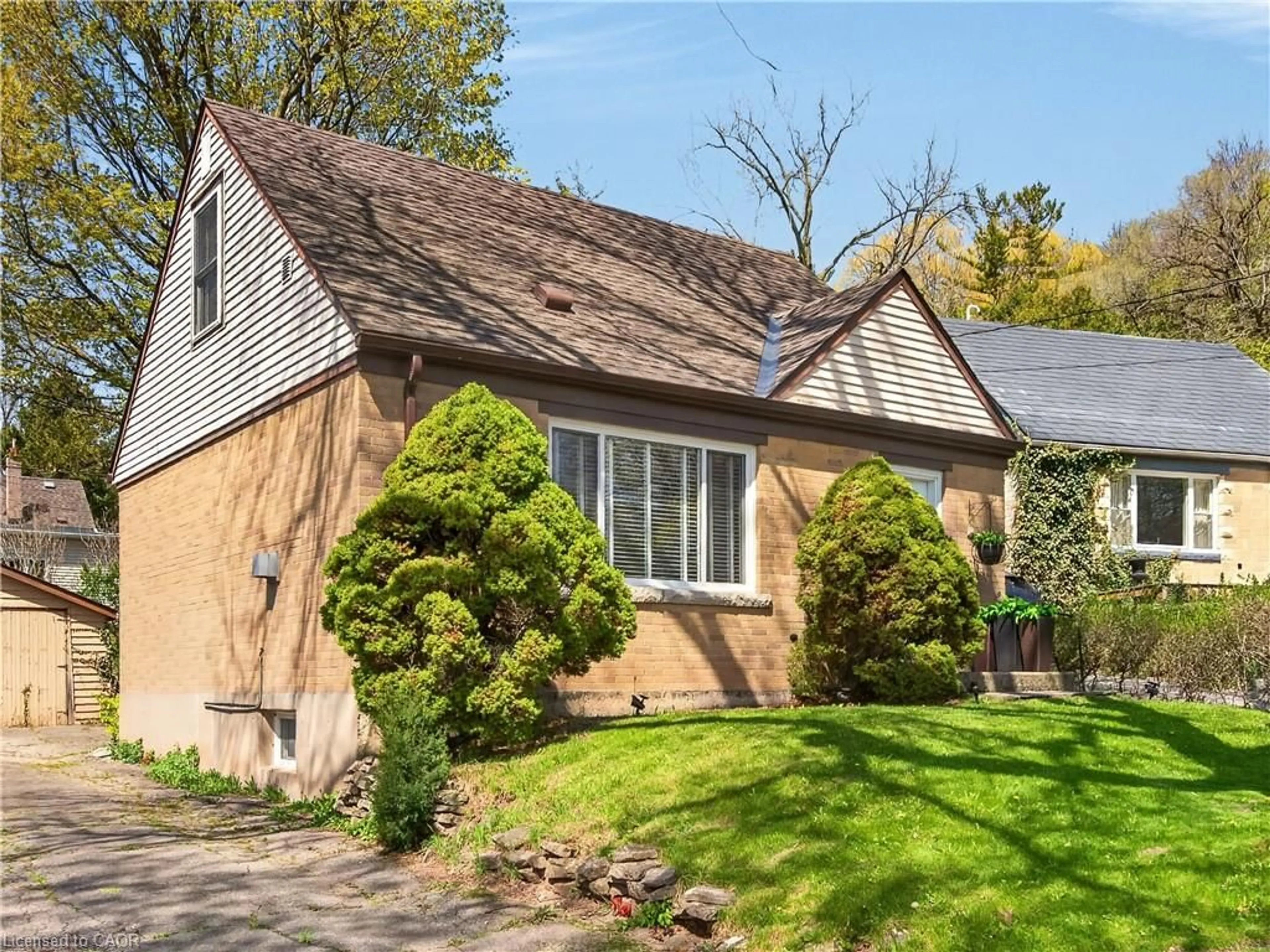 Home with vinyl exterior material, street for 5 Janis Crt, Dundas Ontario L9H 1S8