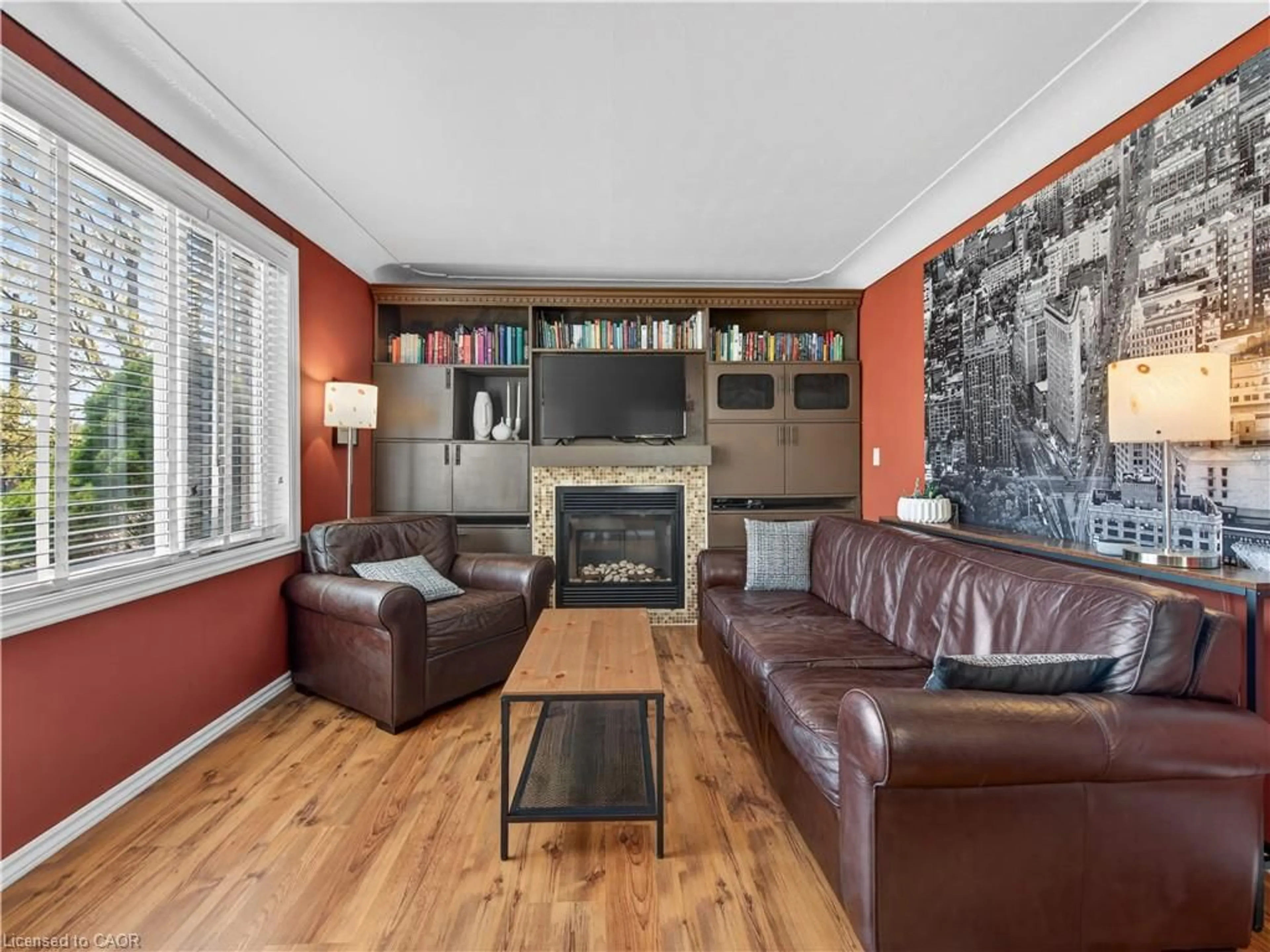 Living room with furniture, wood/laminate floor for 5 Janis Crt, Dundas Ontario L9H 1S8