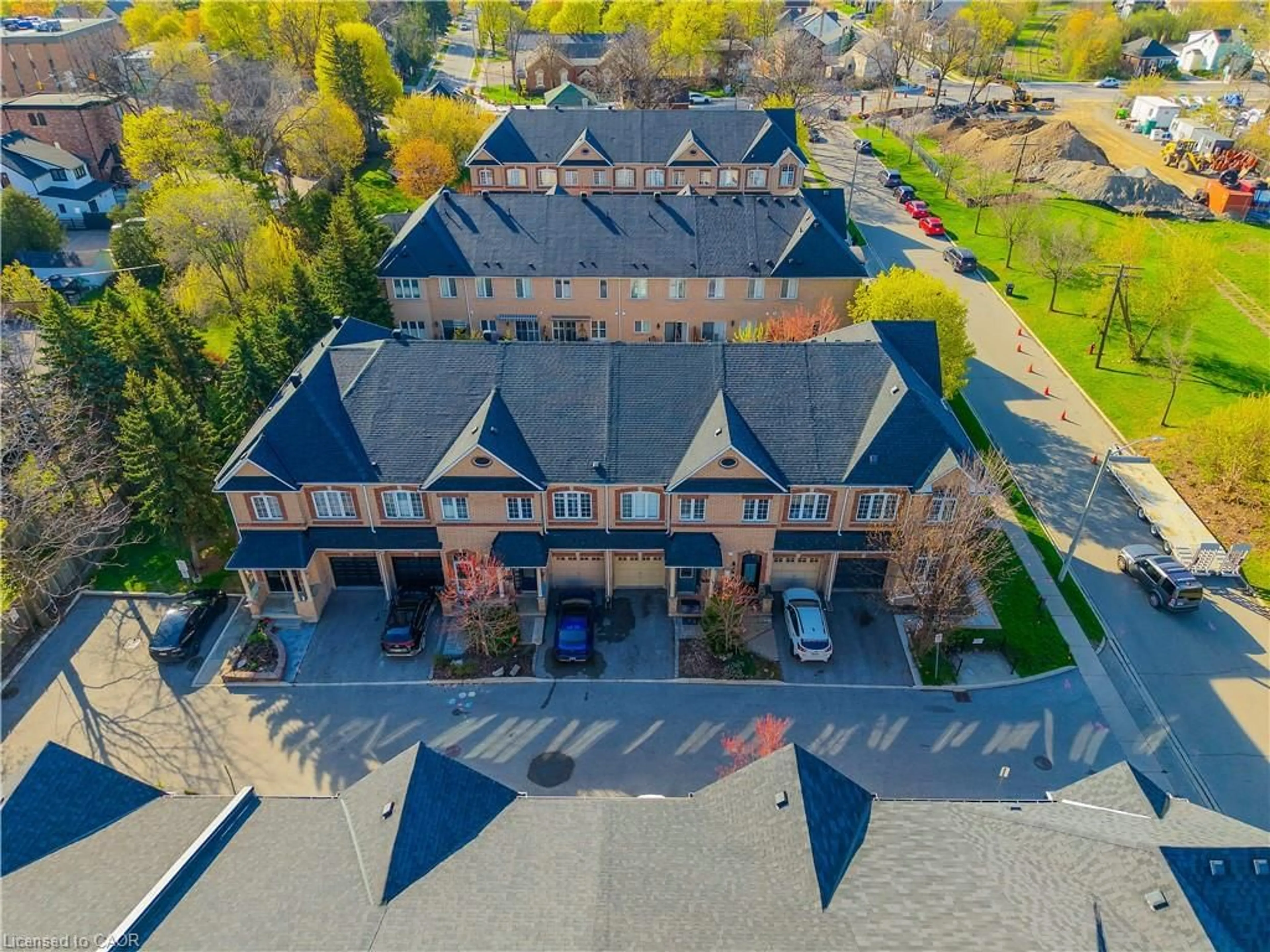 A pic from outside/outdoor area/front of a property/back of a property/a pic from drone, unknown for 6 Purple Finch Crt, Brampton Ontario L6X 5A3