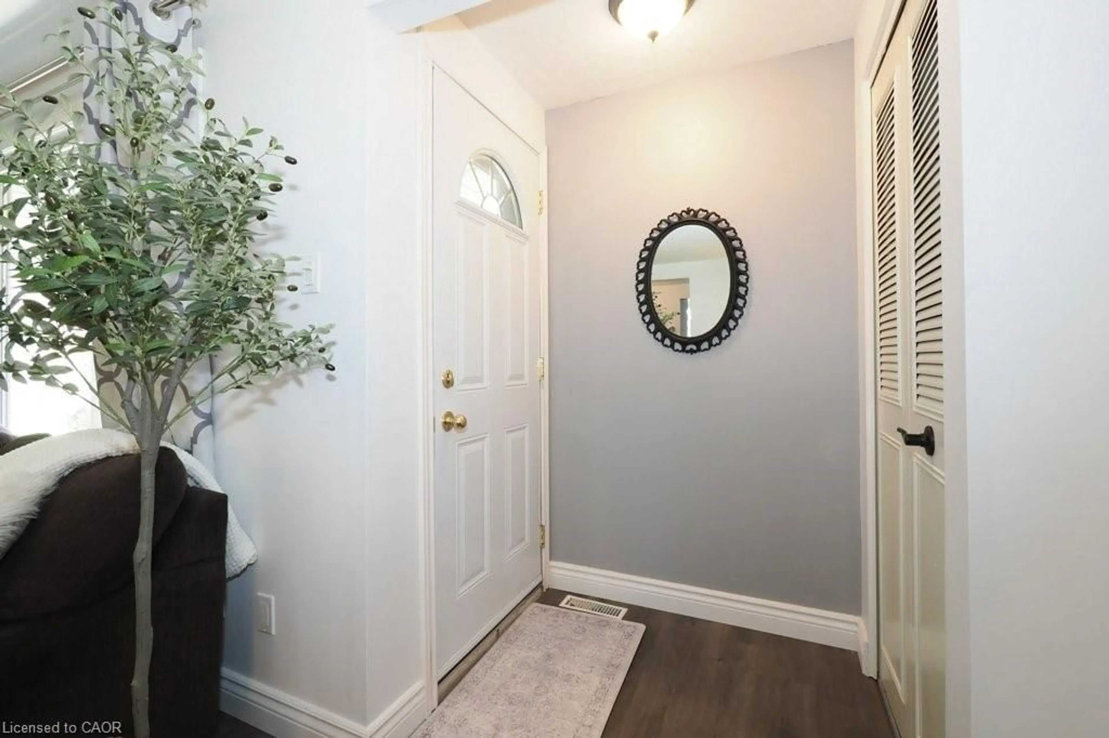 Indoor entryway for 279 Sandowne Dr #32, Waterloo Ontario N2K 2C1