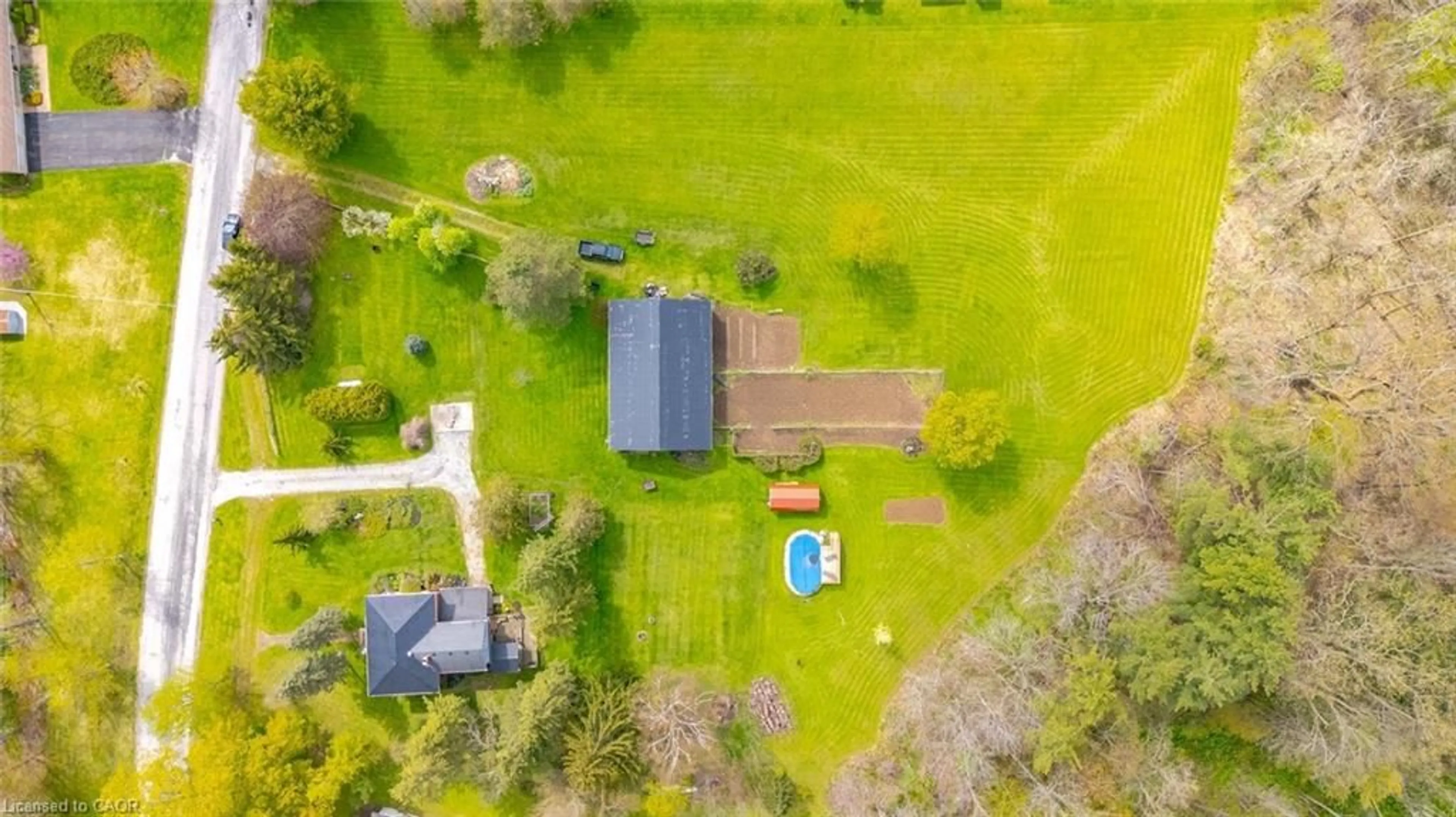 A pic from outside/outdoor area/front of a property/back of a property/a pic from drone, unknown for 988 Ireland Rd, Simcoe Ontario N3Y 4K2