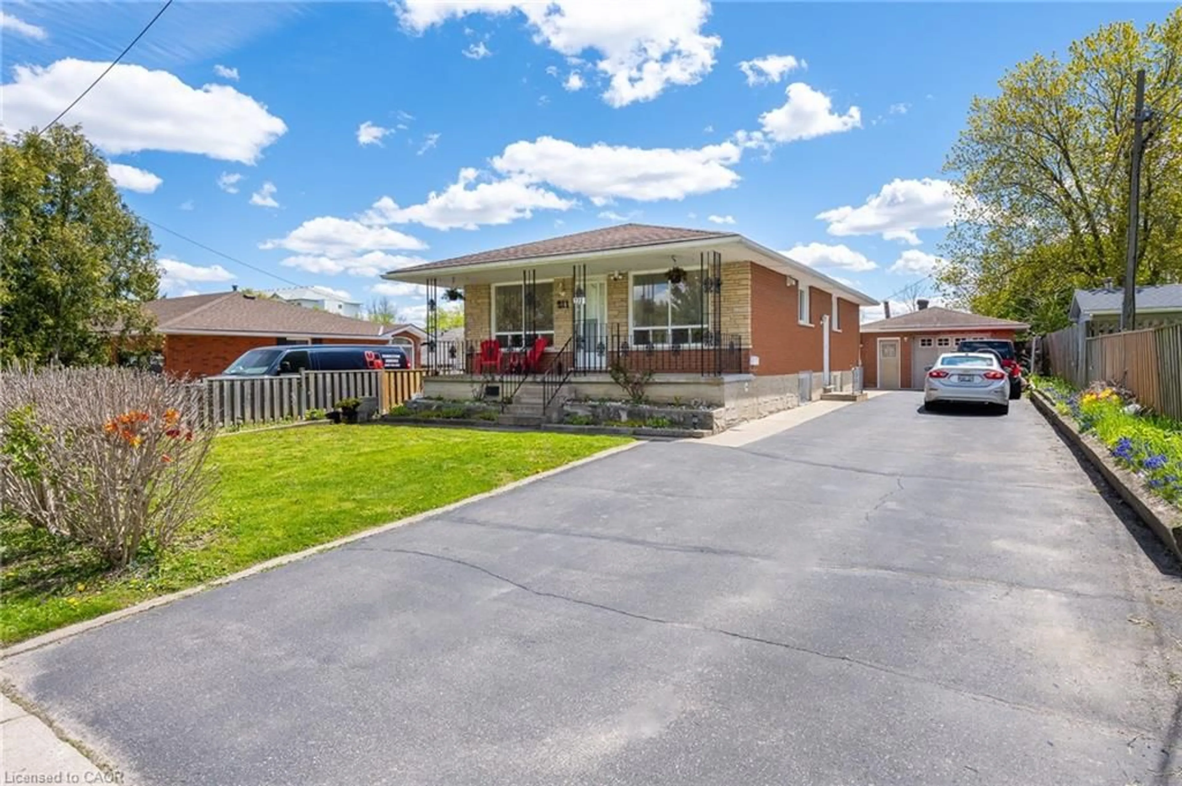 A pic from outside/outdoor area/front of a property/back of a property/a pic from drone, street for 211 Ballantyne Ave, Cambridge Ontario N1R 7B5