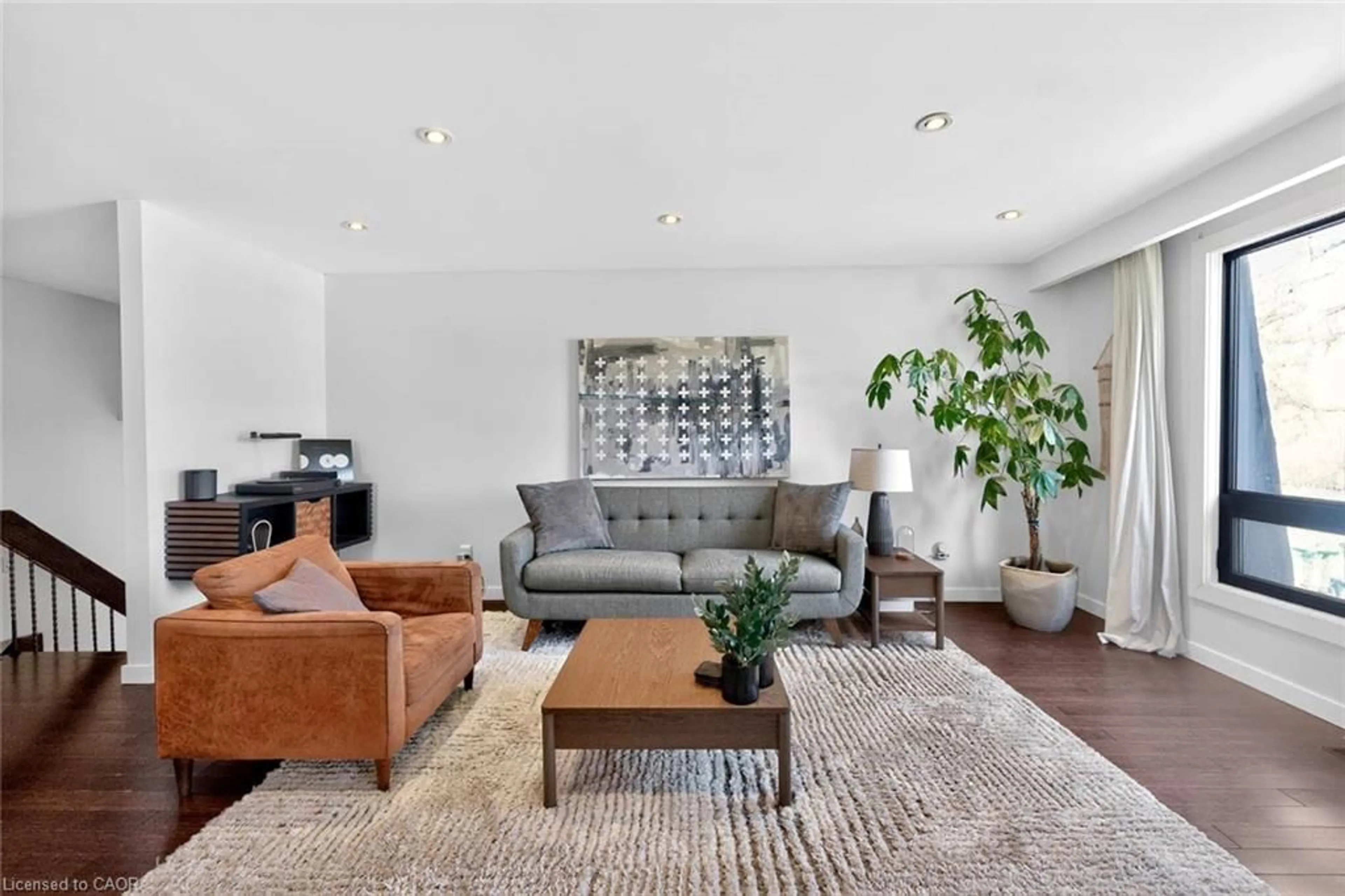 Living room with furniture, unknown for 2601 Windjammer Rd, Peel Ontario L5L 1H7