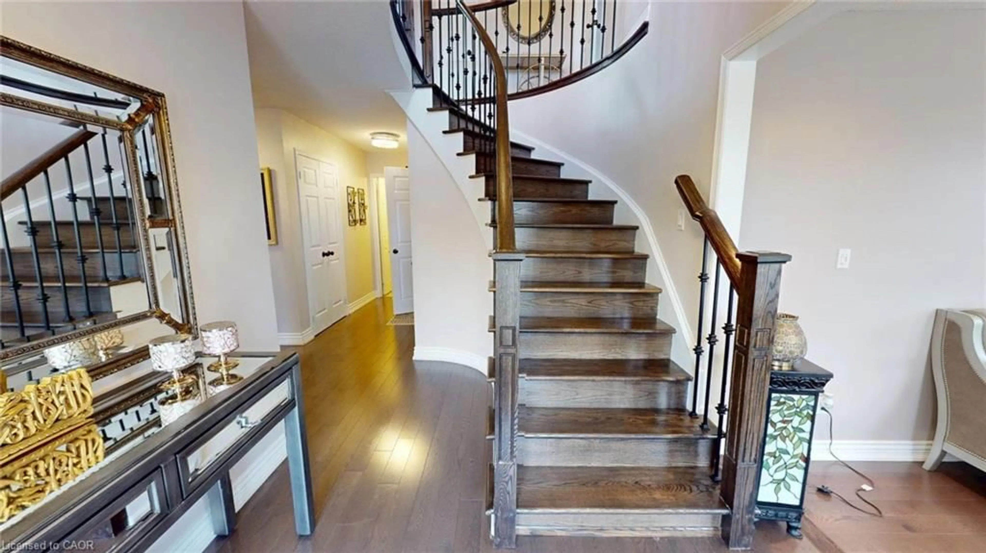 Indoor foyer for 6466 Lisgar Dr, Mississauga Ontario L5N 6X3