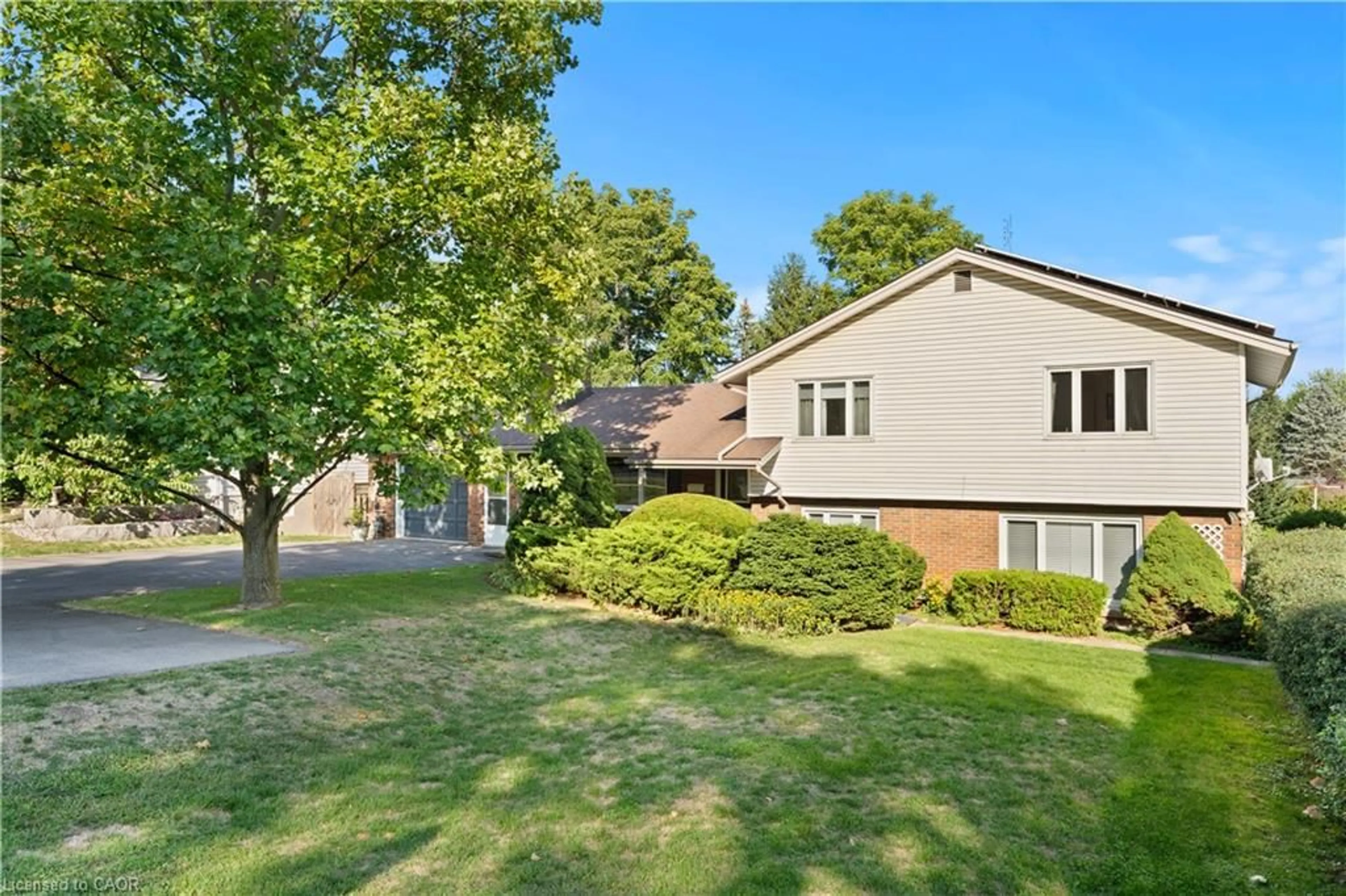 A pic from outside/outdoor area/front of a property/back of a property/a pic from drone, unknown for 1327 Pelham St, Fonthill Ontario L0S 1E0