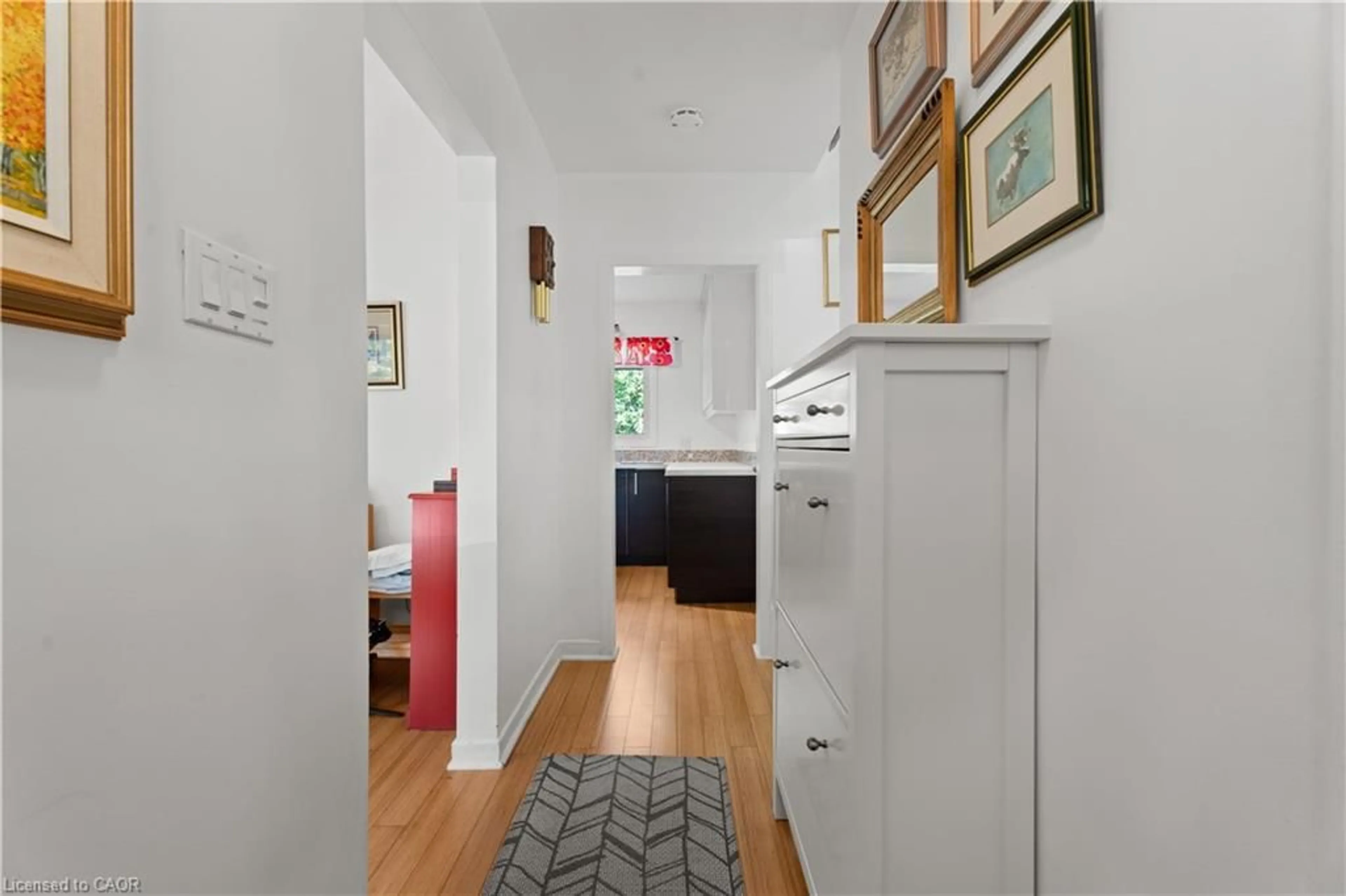 Indoor entryway for 1327 Pelham St, Fonthill Ontario L0S 1E0