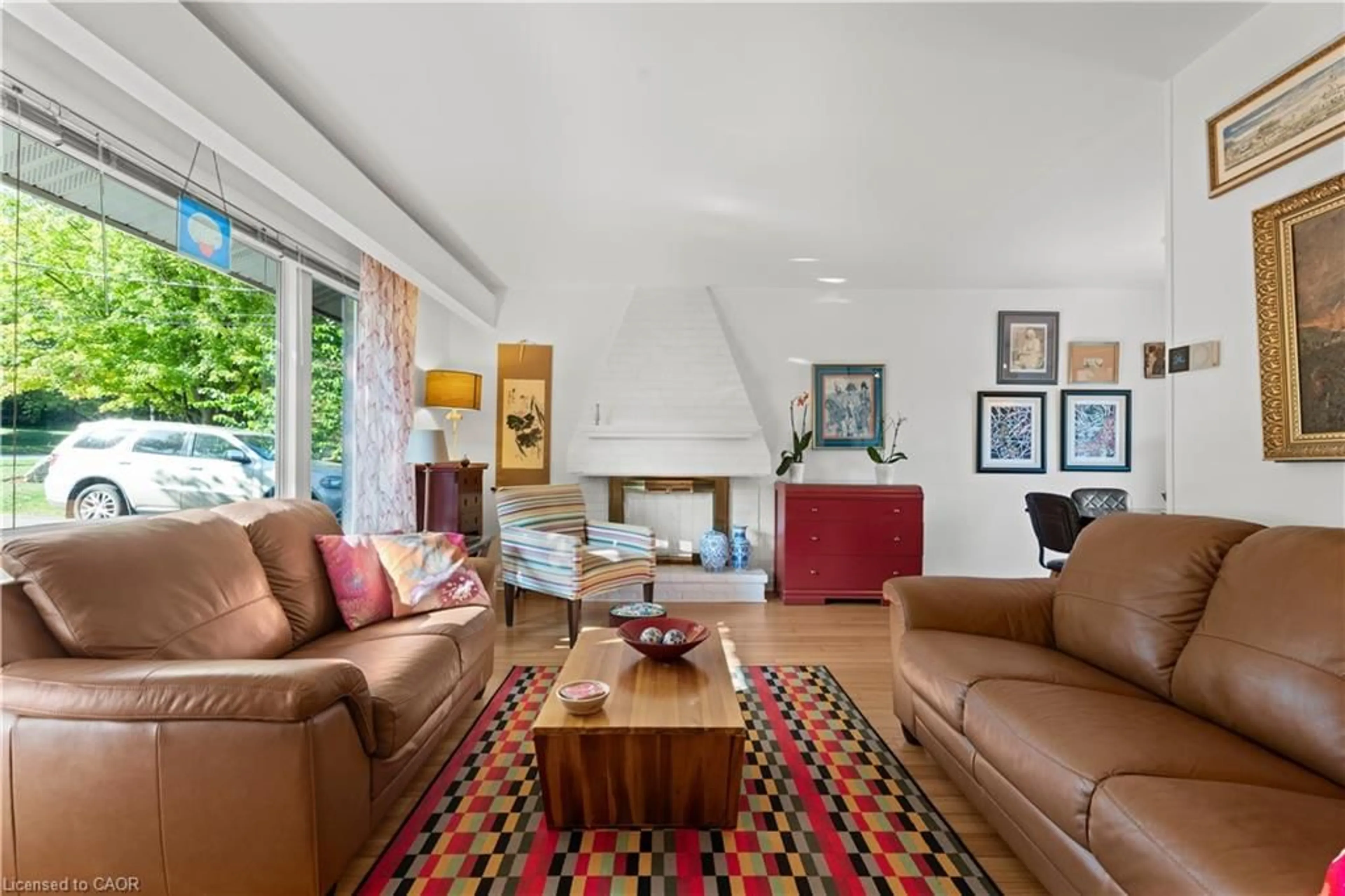 Living room with furniture, unknown for 1327 Pelham St, Fonthill Ontario L0S 1E0