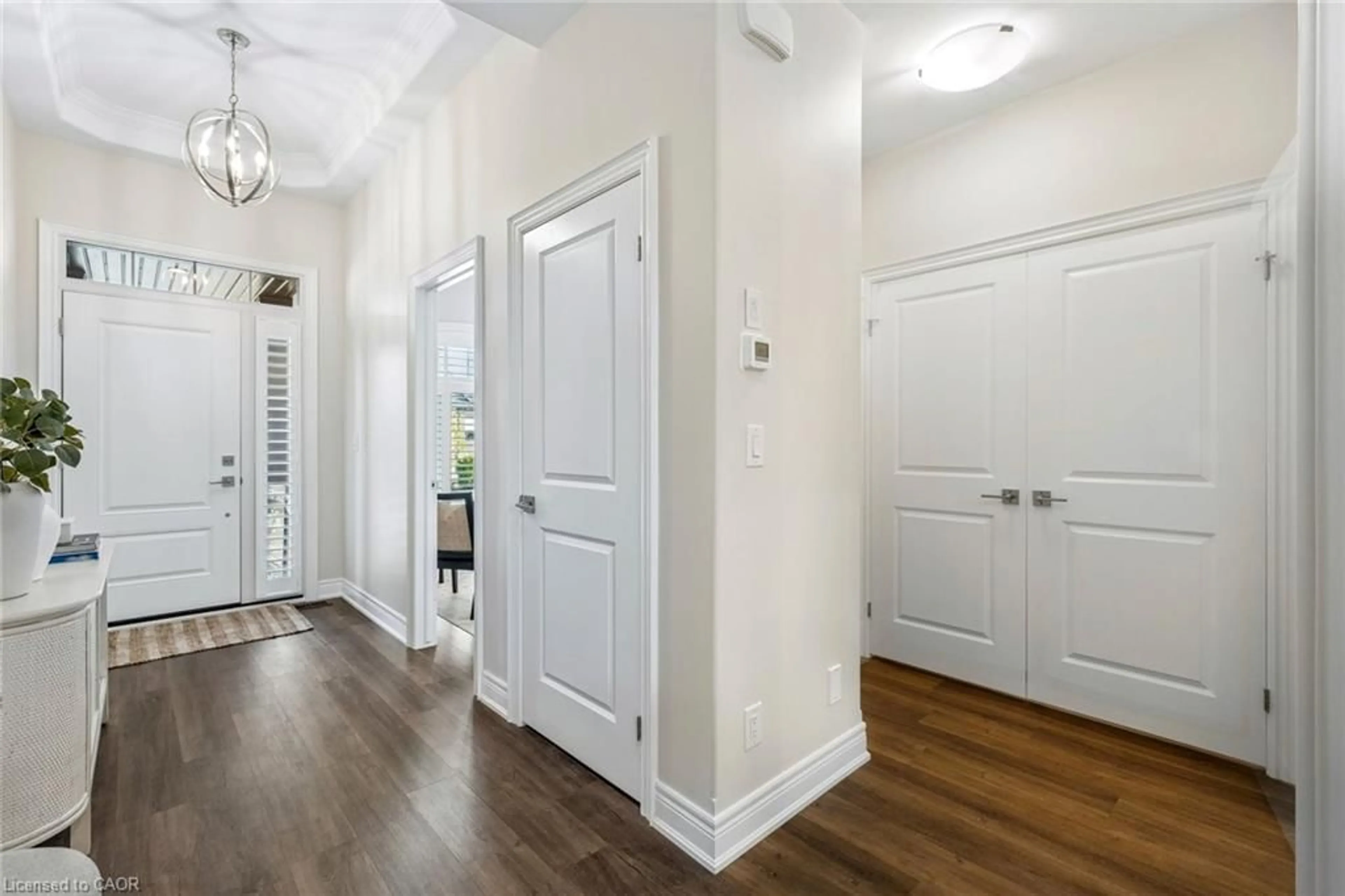 Indoor entryway for 525 Niagara St Pkg St, St. Catharines Ontario L2M 0C5