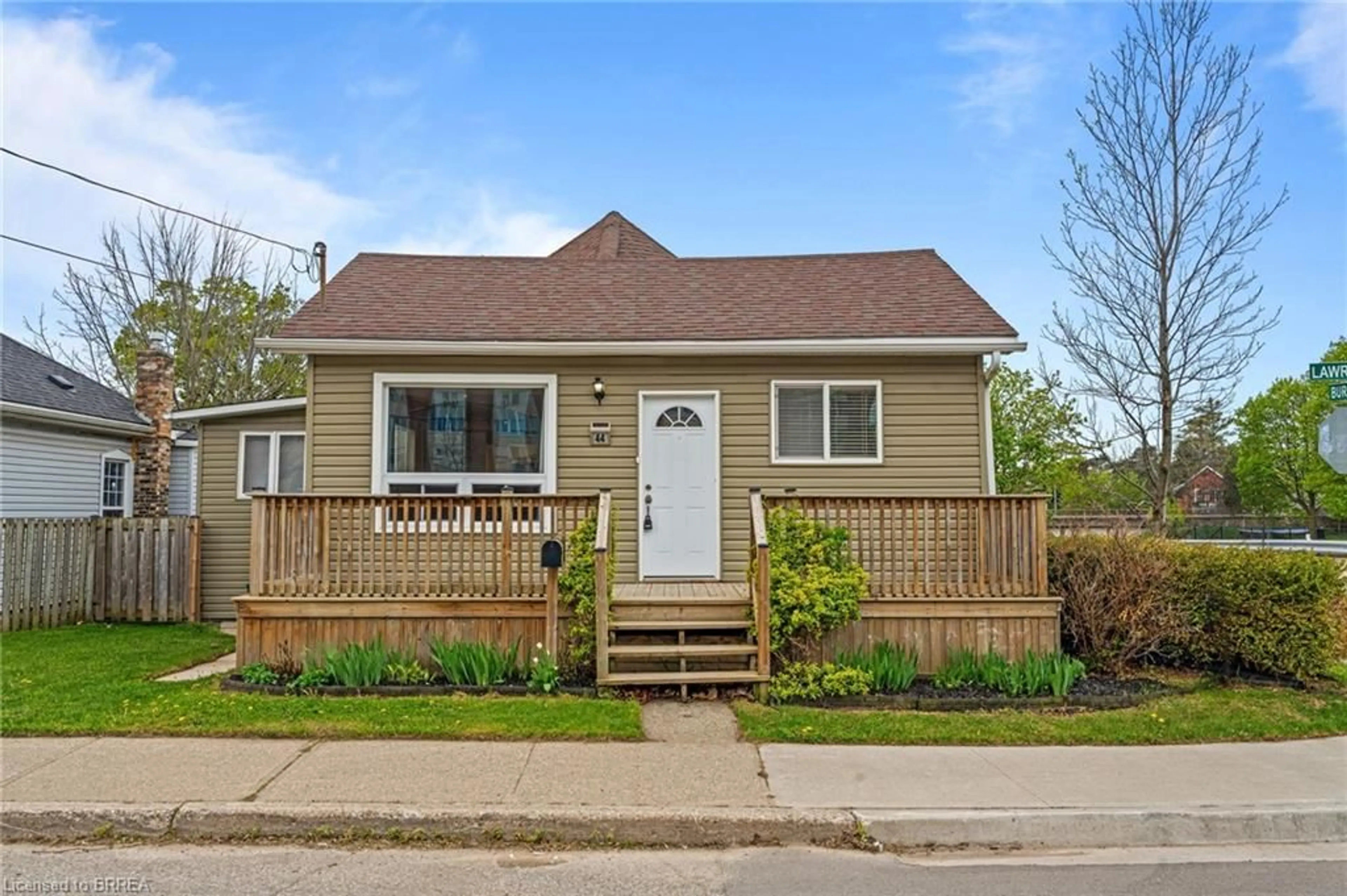 Home with vinyl exterior material, street for 44 Lawrence St, Brantford Ontario N3R 1A7