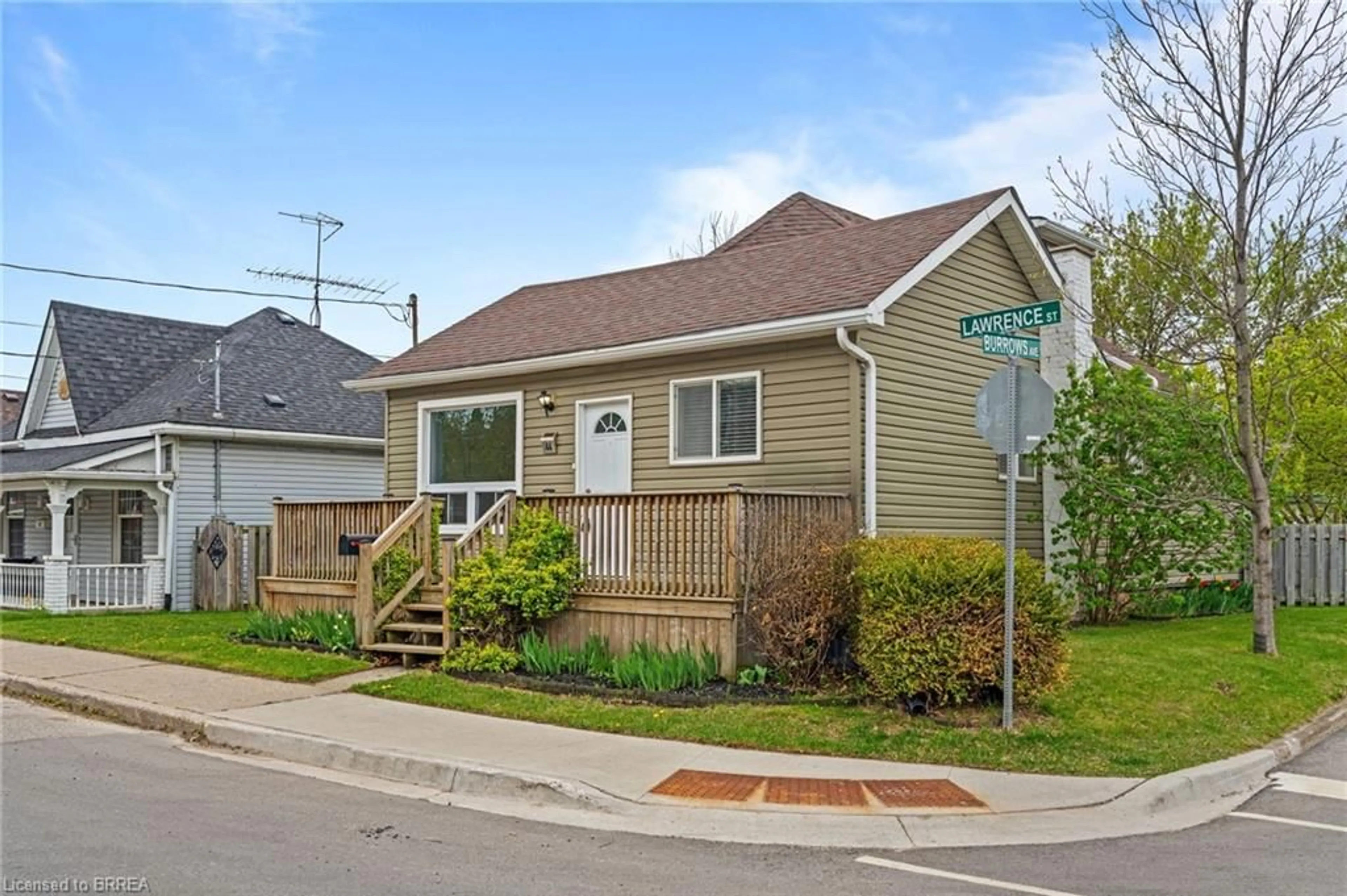 Home with vinyl exterior material, street for 44 Lawrence St, Brantford Ontario N3R 1A7
