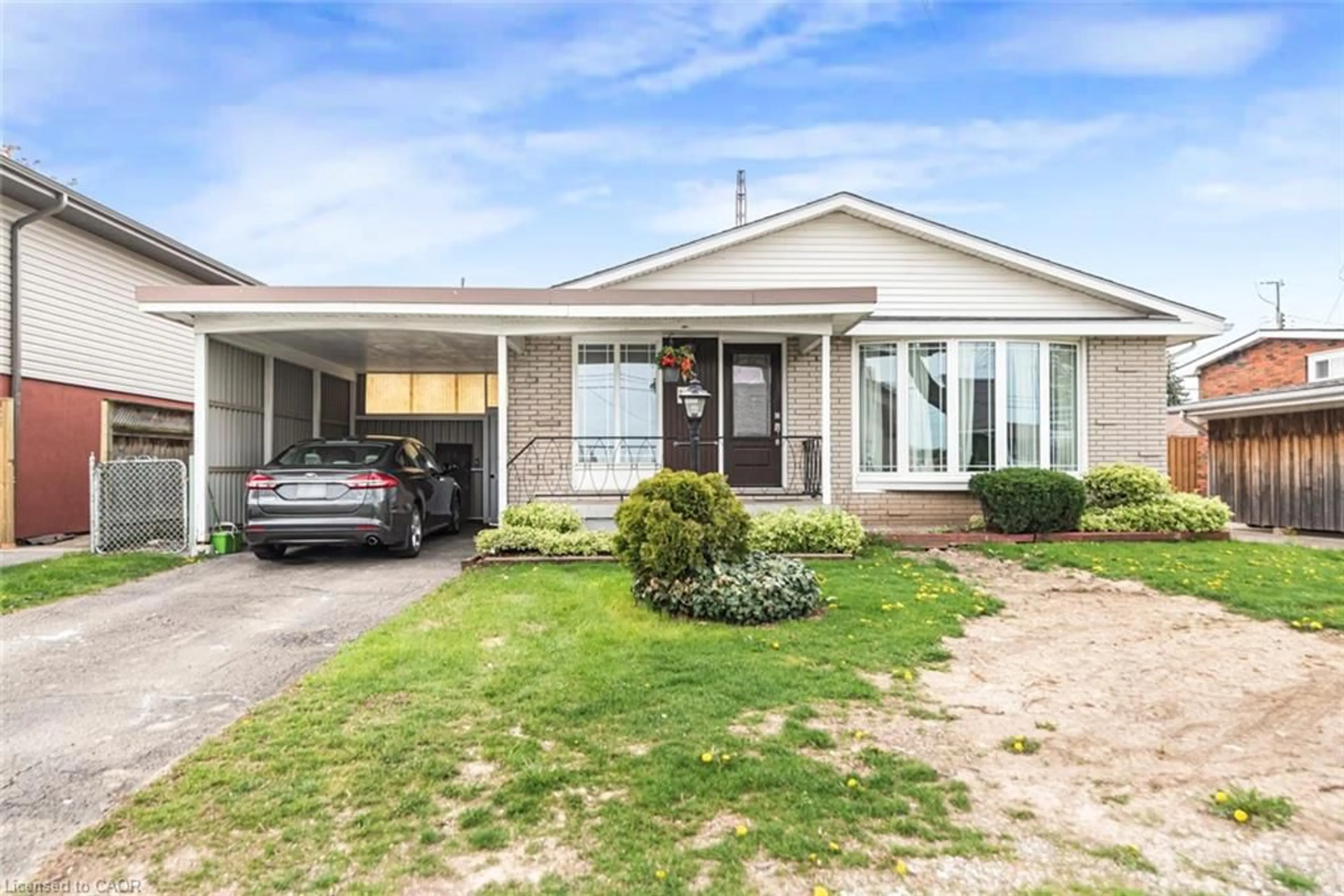 Home with vinyl exterior material, street for 112 Nash Rd, Hamilton Ontario L8K 4J7
