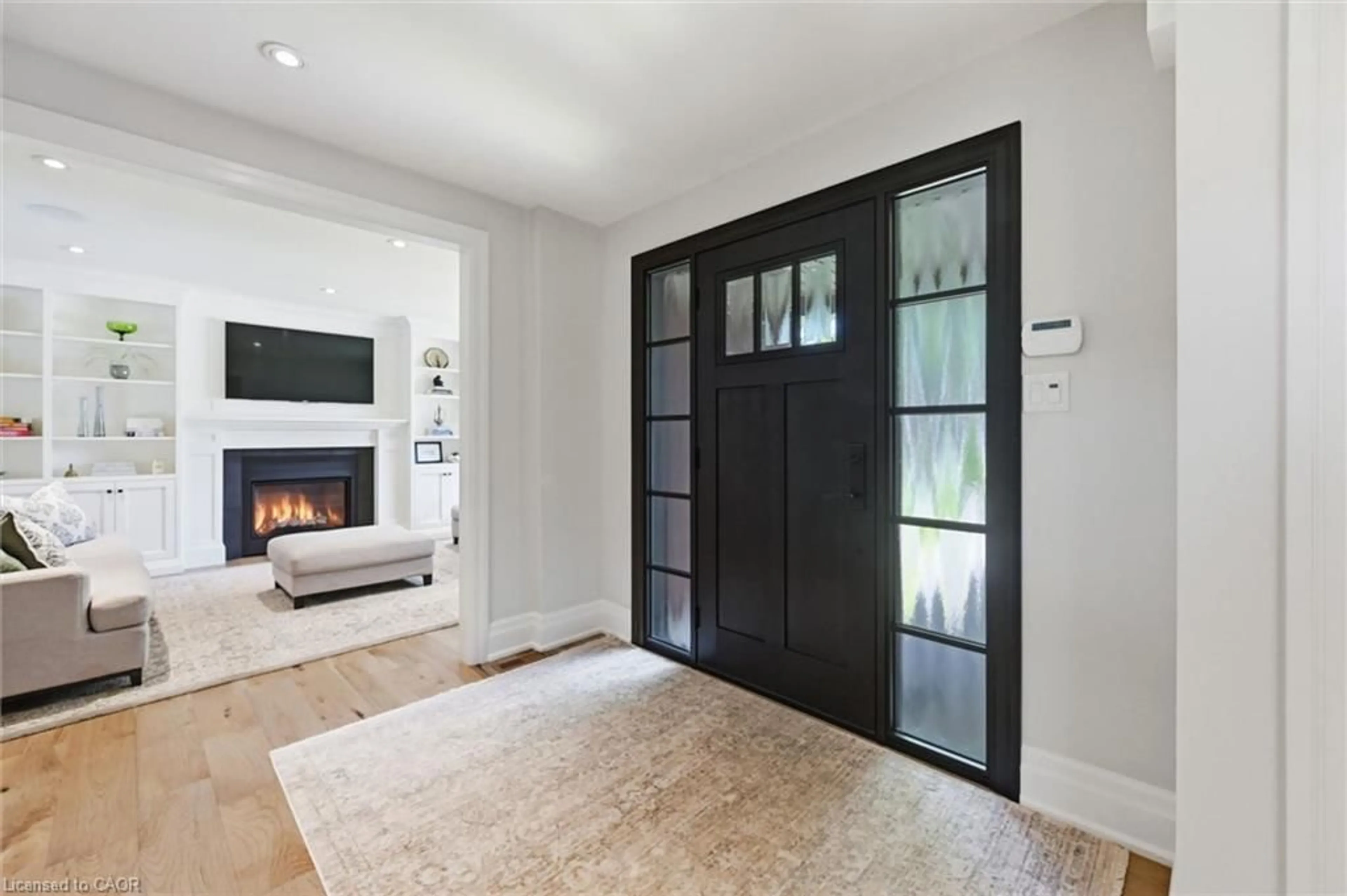 Indoor entryway for 313 Lakeview Ave, Burlington Ontario L7N 1Y9