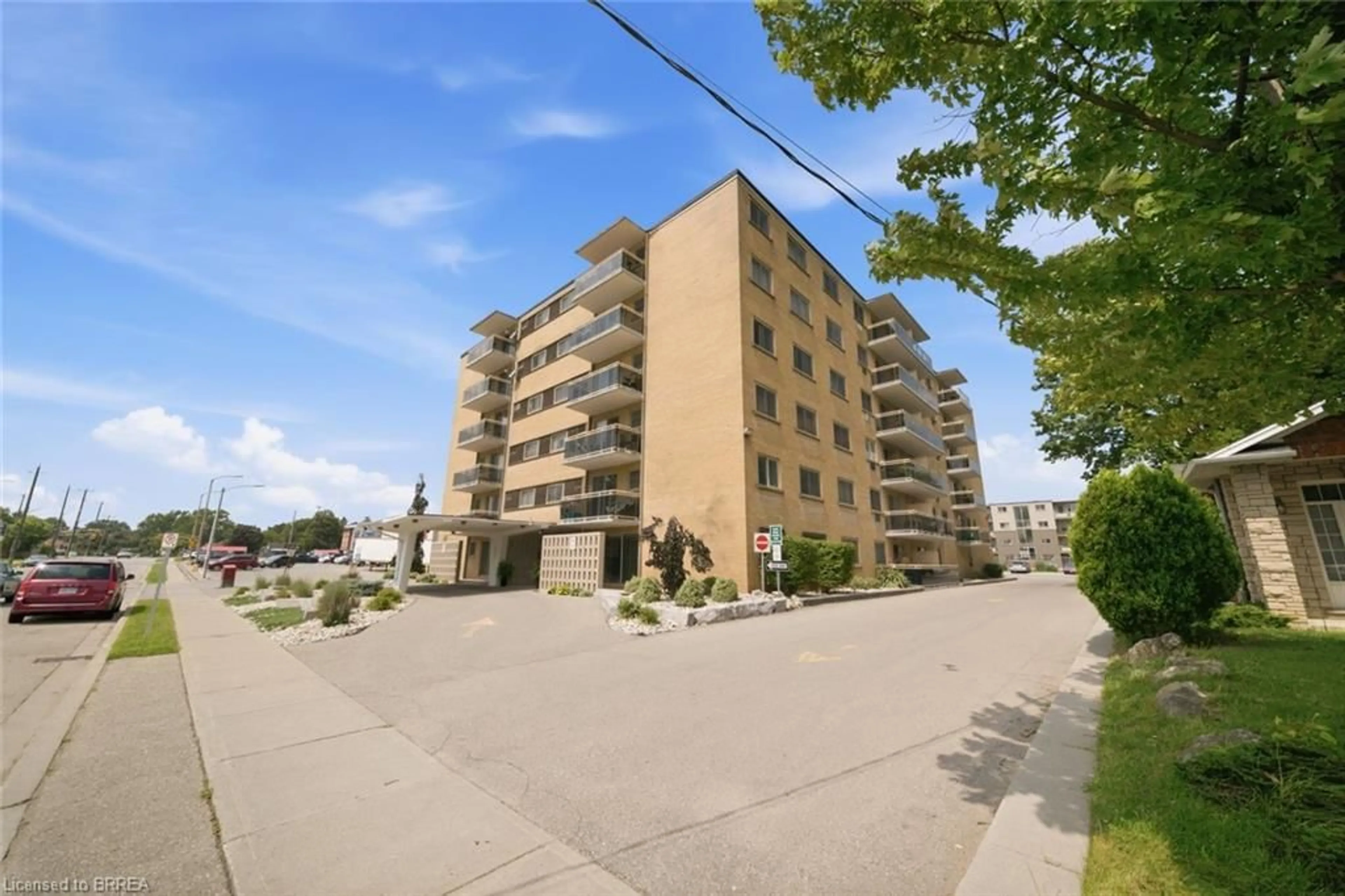 Patio, building for 87 St George St #304, Brantford Ontario N3R 1V5