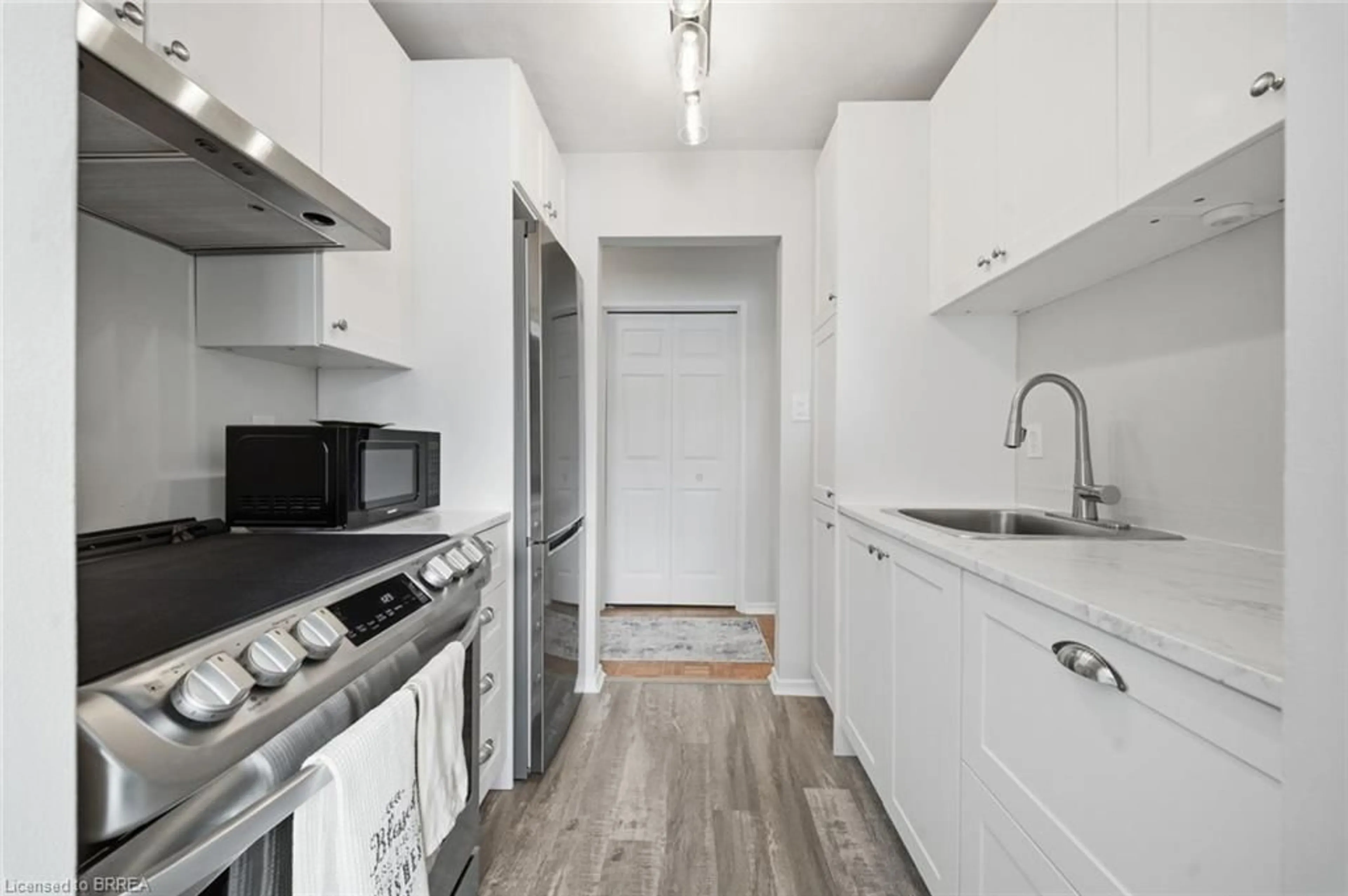 Standard kitchen, unknown for 87 St George St #304, Brantford Ontario N3R 1V5