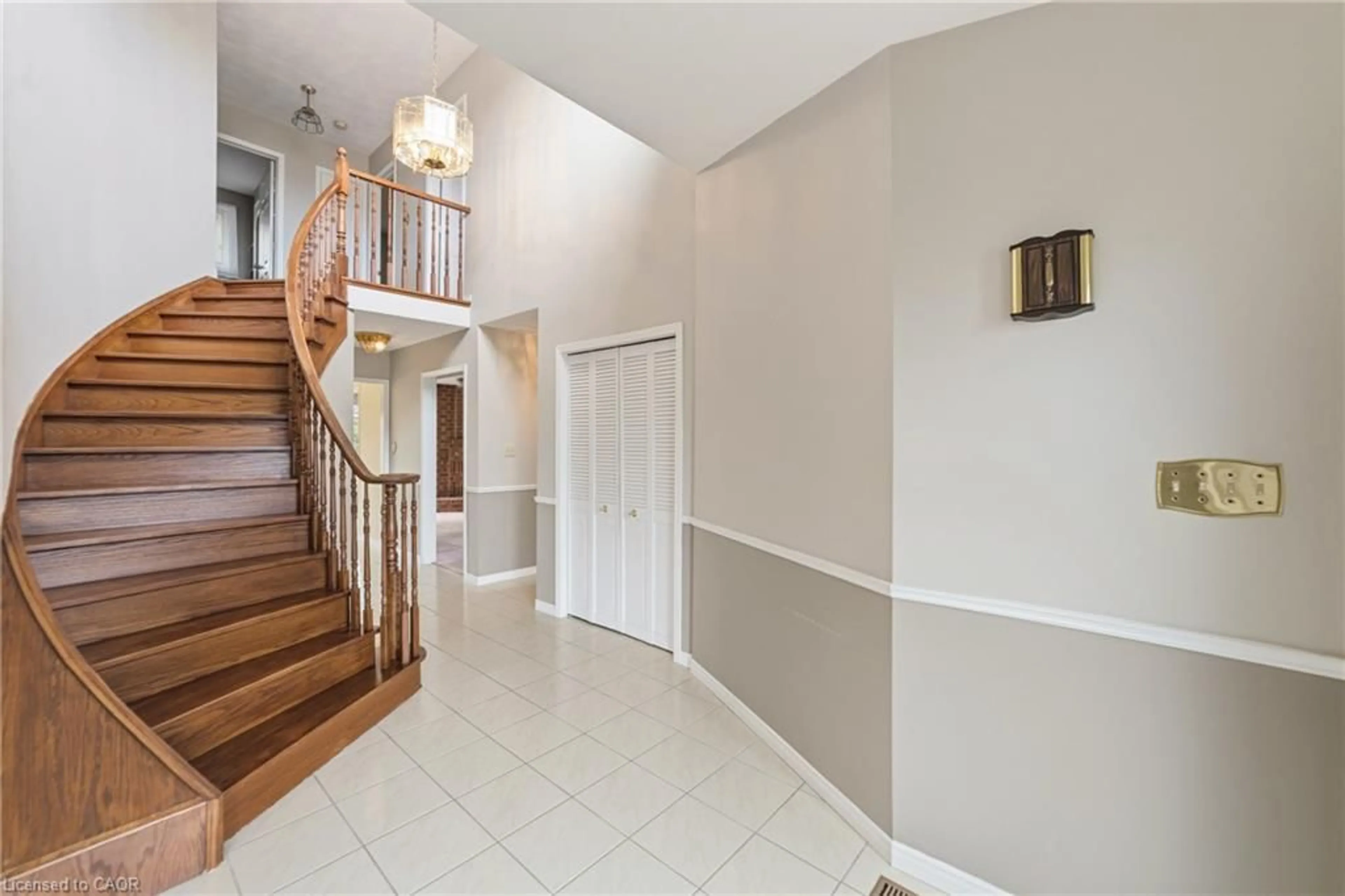 Indoor foyer for 39 Valera Dr, Stoney Creek Ontario L8E 4X7