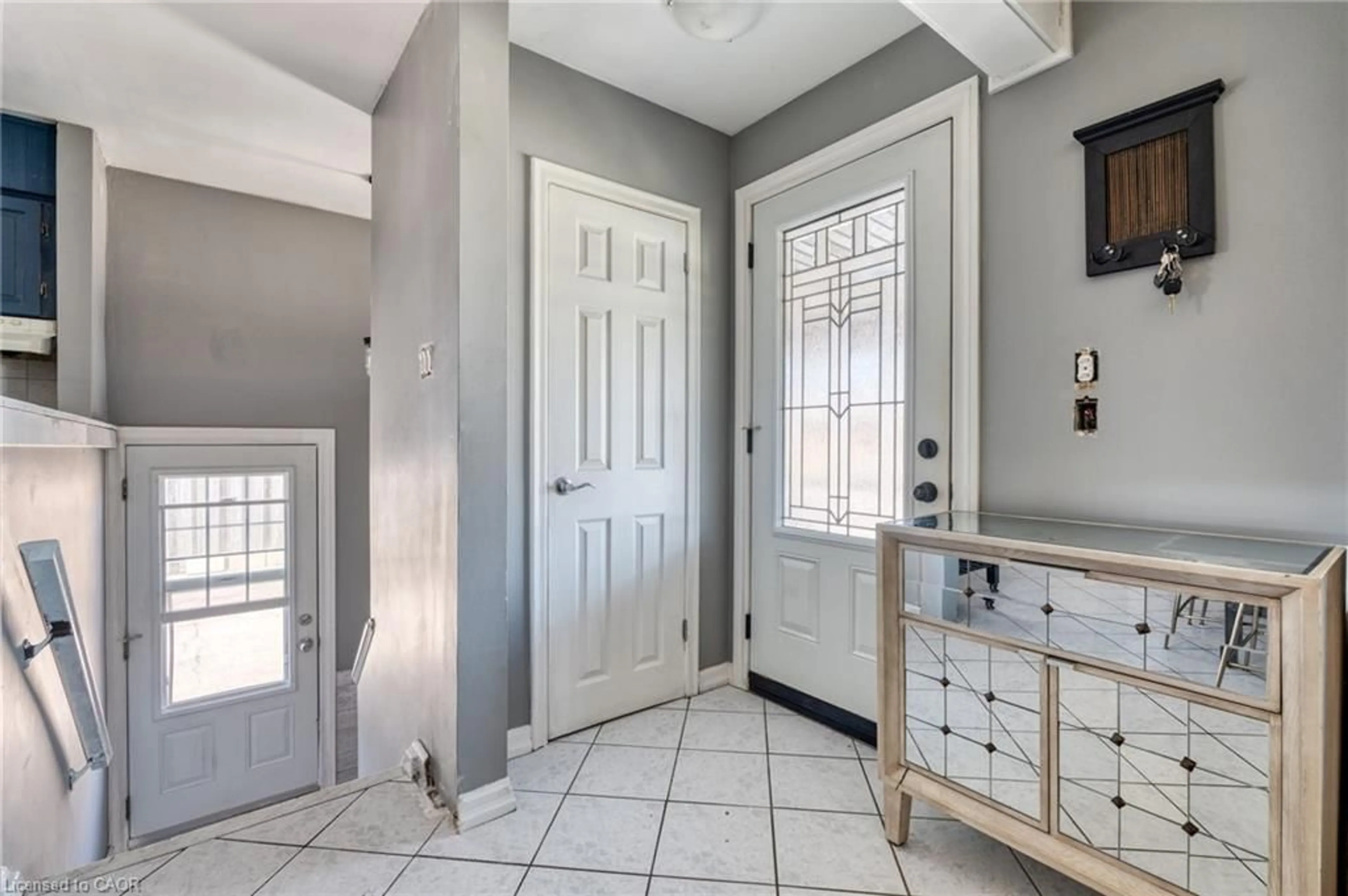 Indoor entryway for 151 Winchester Blvd, Hamilton Ontario L8T 2M9
