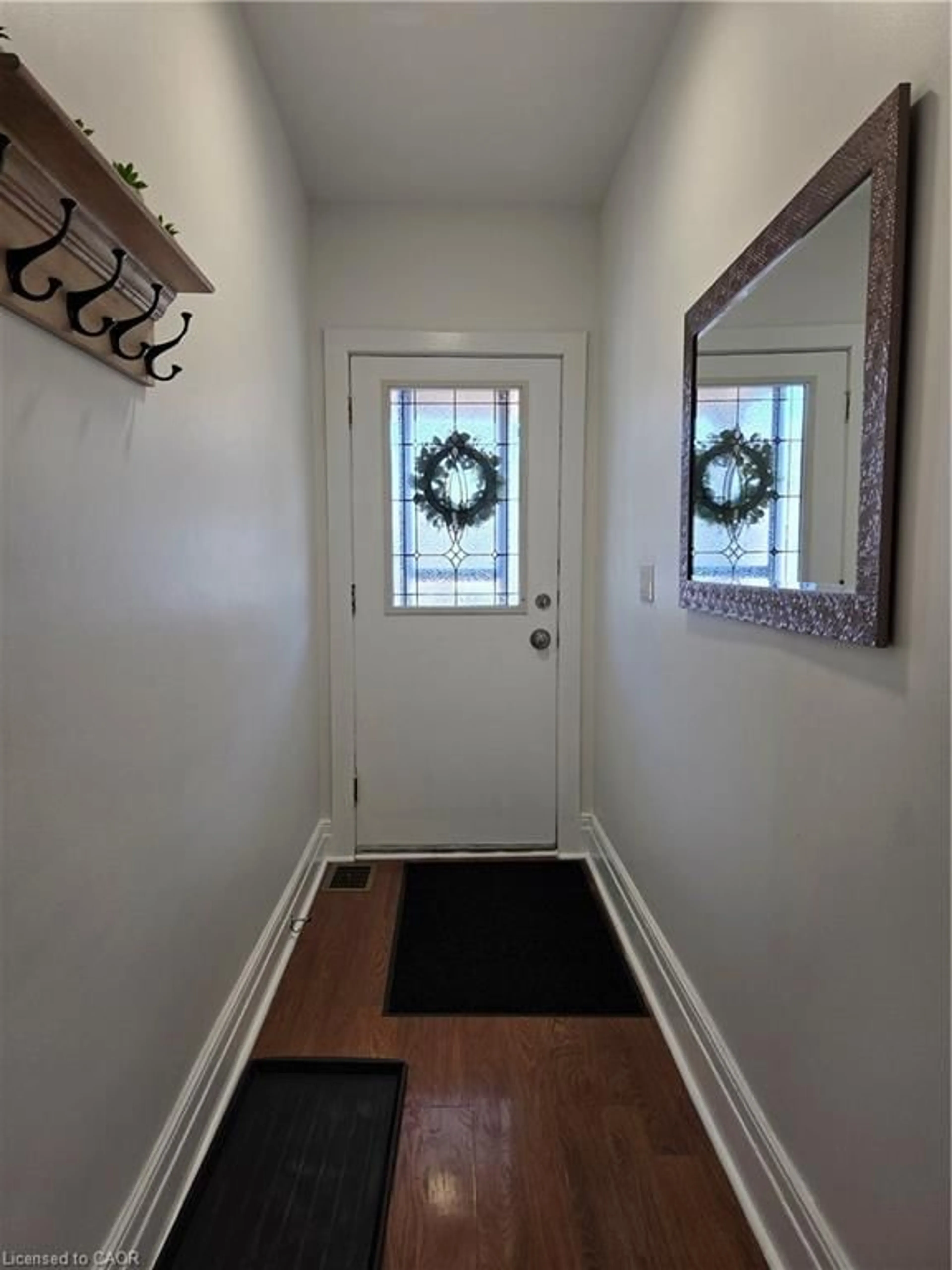 Indoor entryway for 125 Cavell Ave, Hamilton Ontario L8L 7E6
