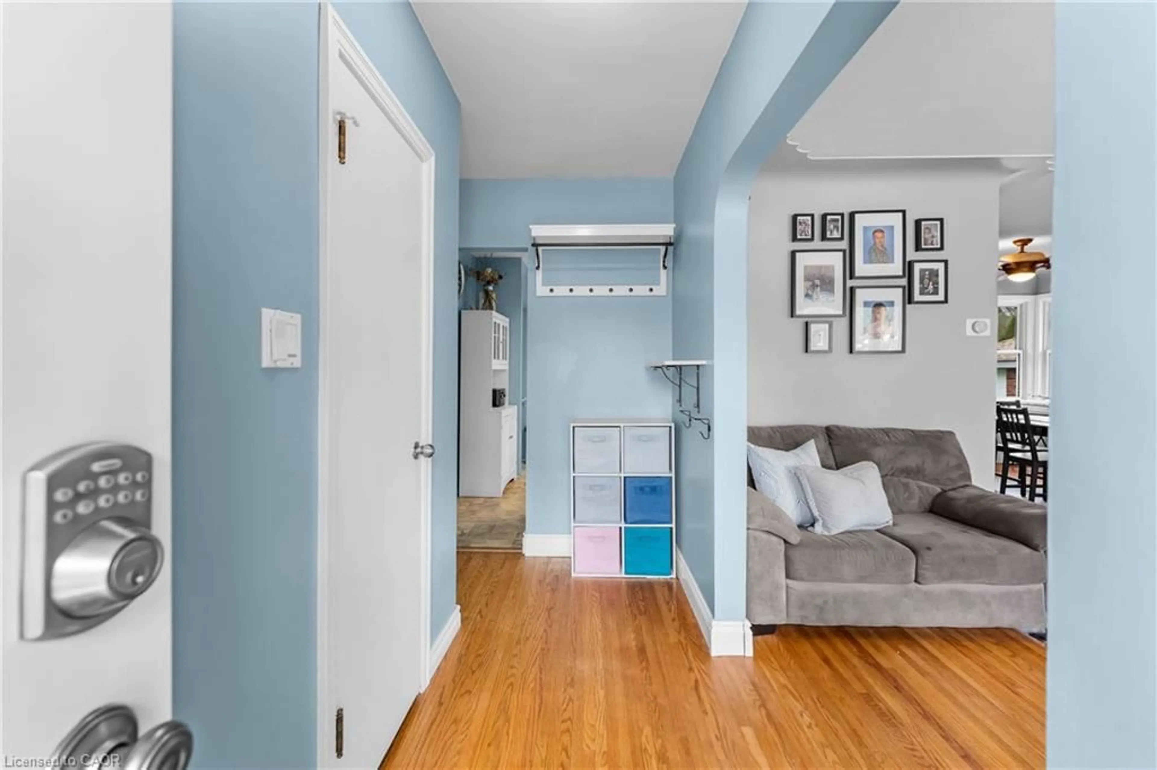 Indoor entryway for 6396 Laura Cres, Niagara Falls Ontario L2G 5E4