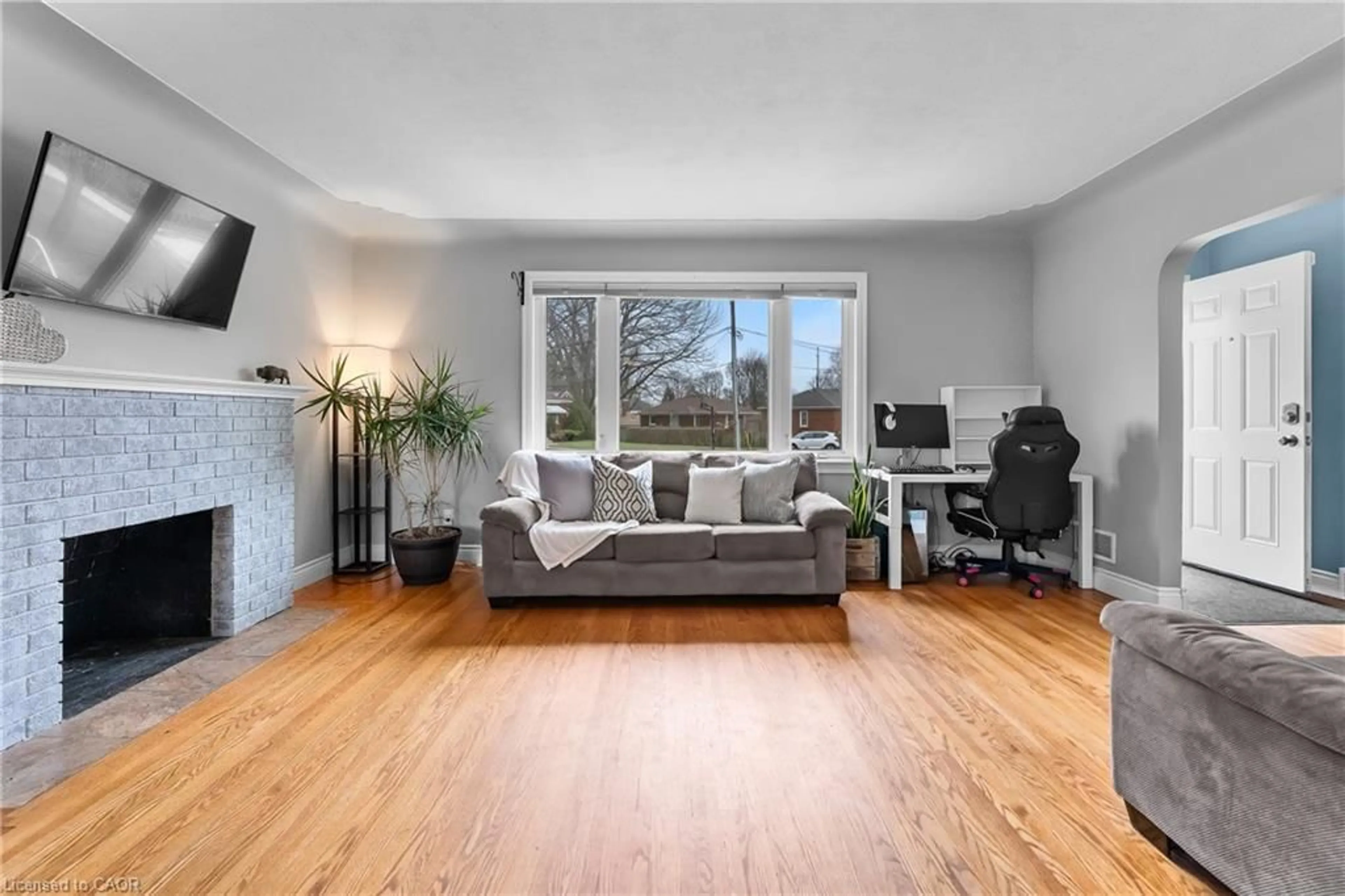 Living room with furniture, unknown for 6396 Laura Cres, Niagara Falls Ontario L2G 5E4
