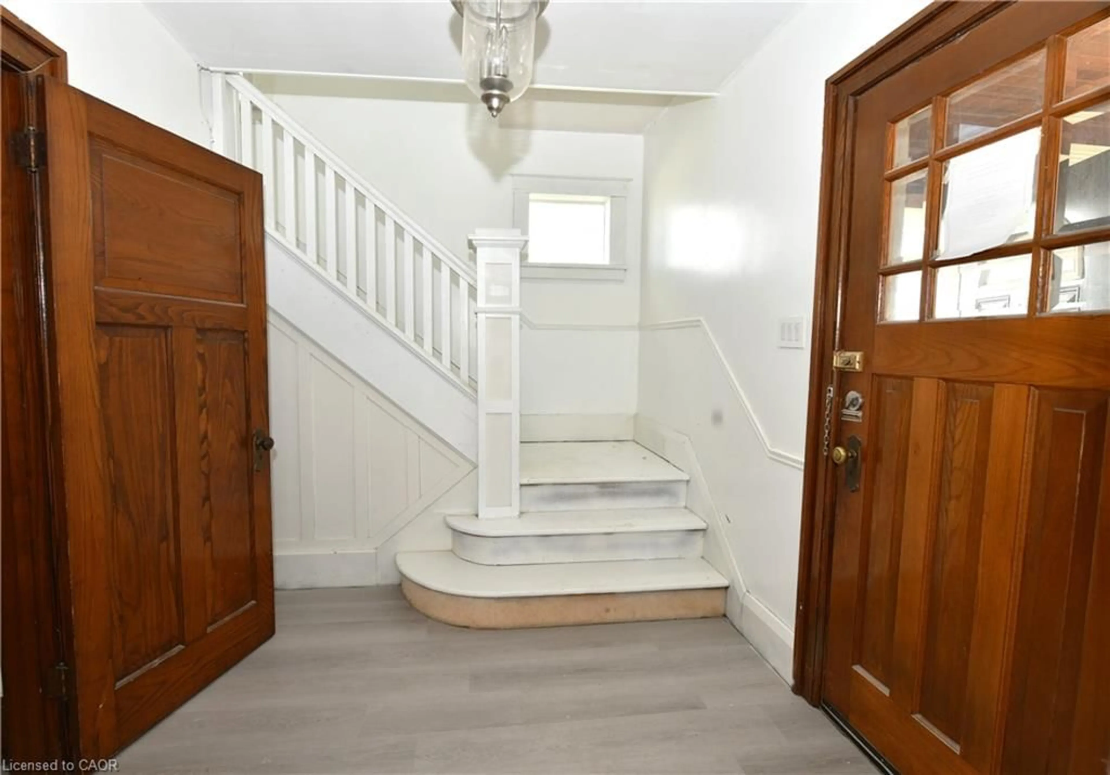 Indoor foyer for 540 Wellington Ave, Listowel Ontario N4W 2J5