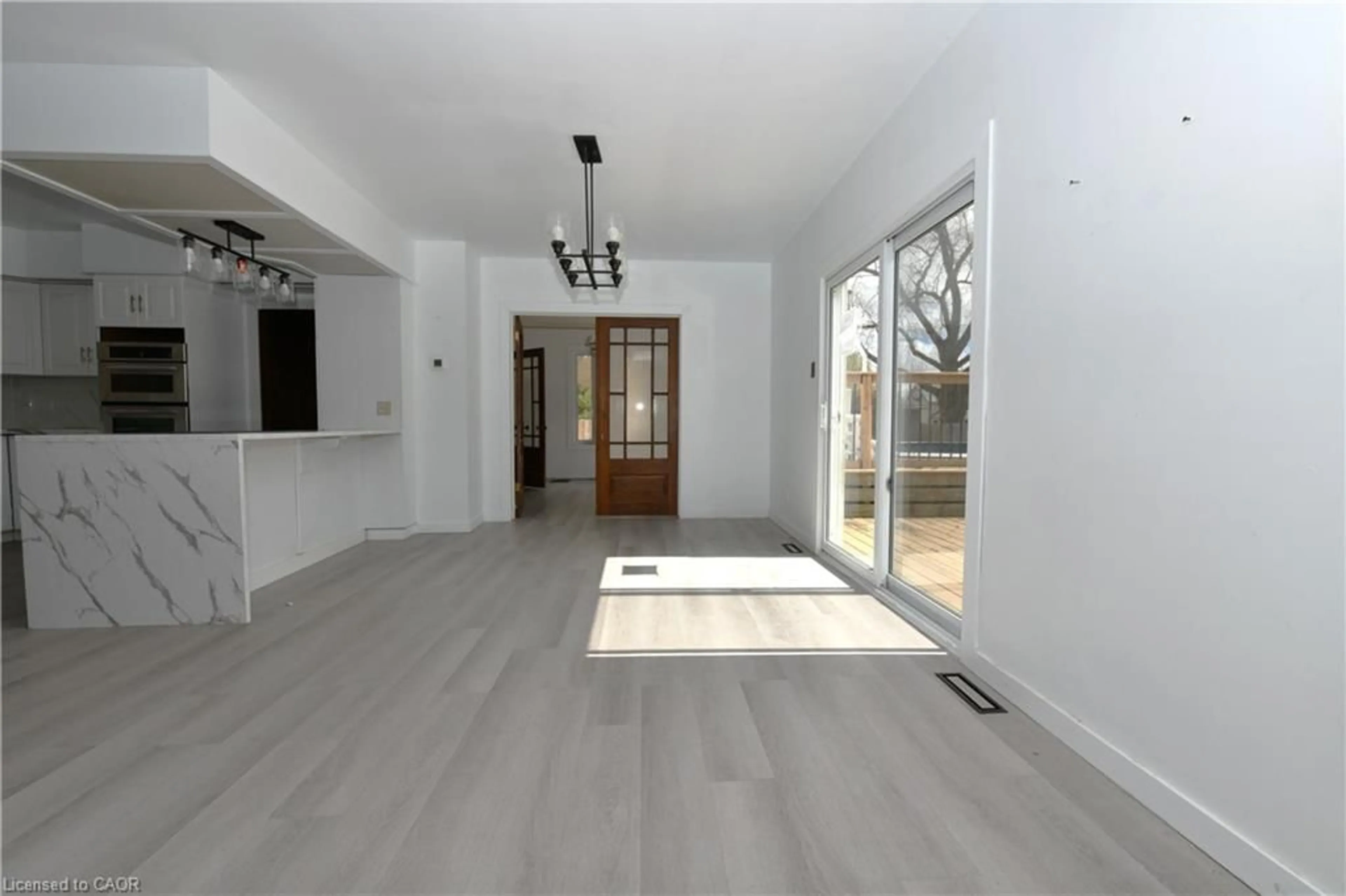 Indoor foyer for 540 Wellington Ave, Listowel Ontario N4W 2J5