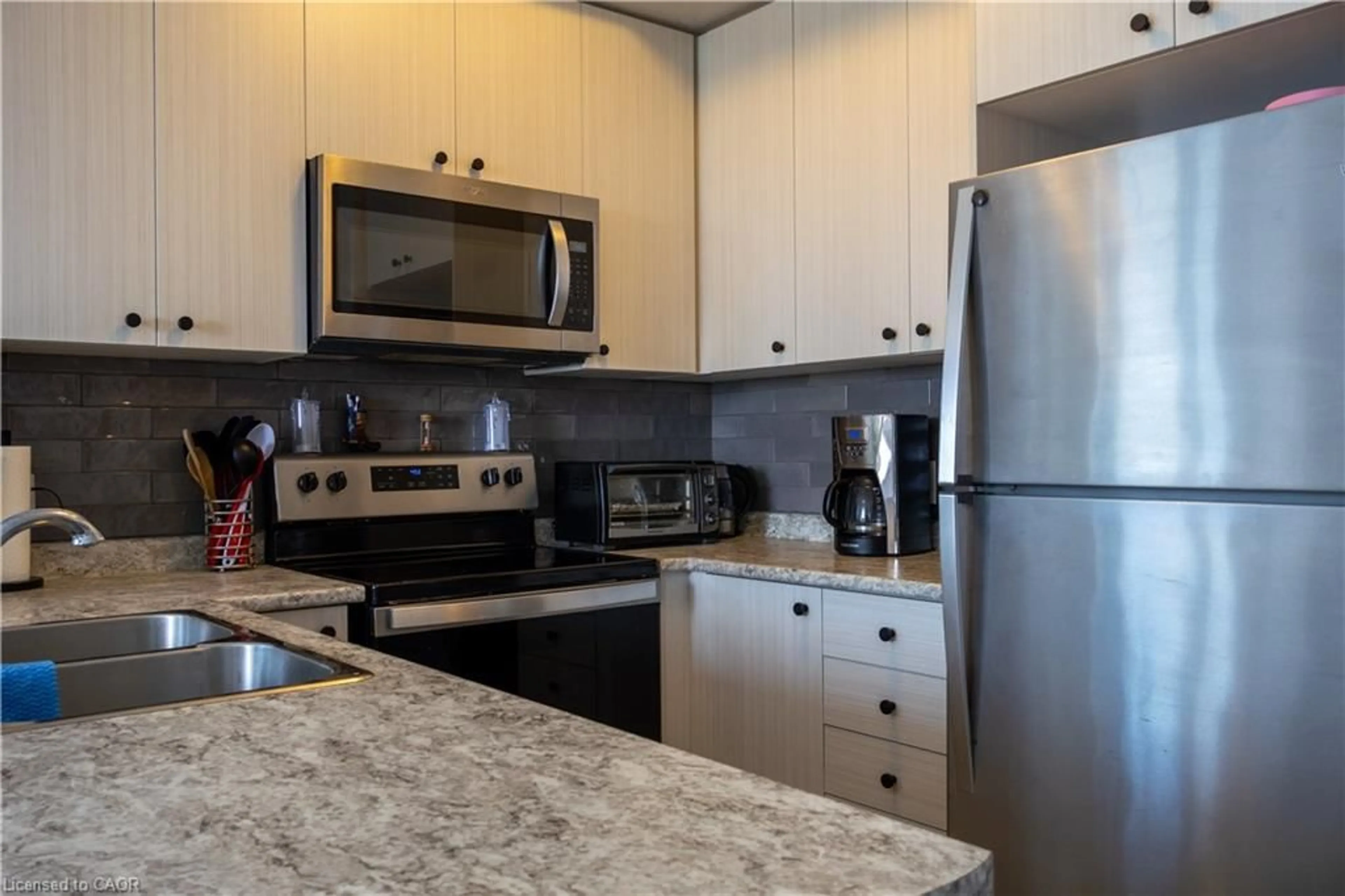 Standard kitchen, ceramic/tile floor for 450 Dundas St #1005, Waterdown Ontario L8B 1Z2