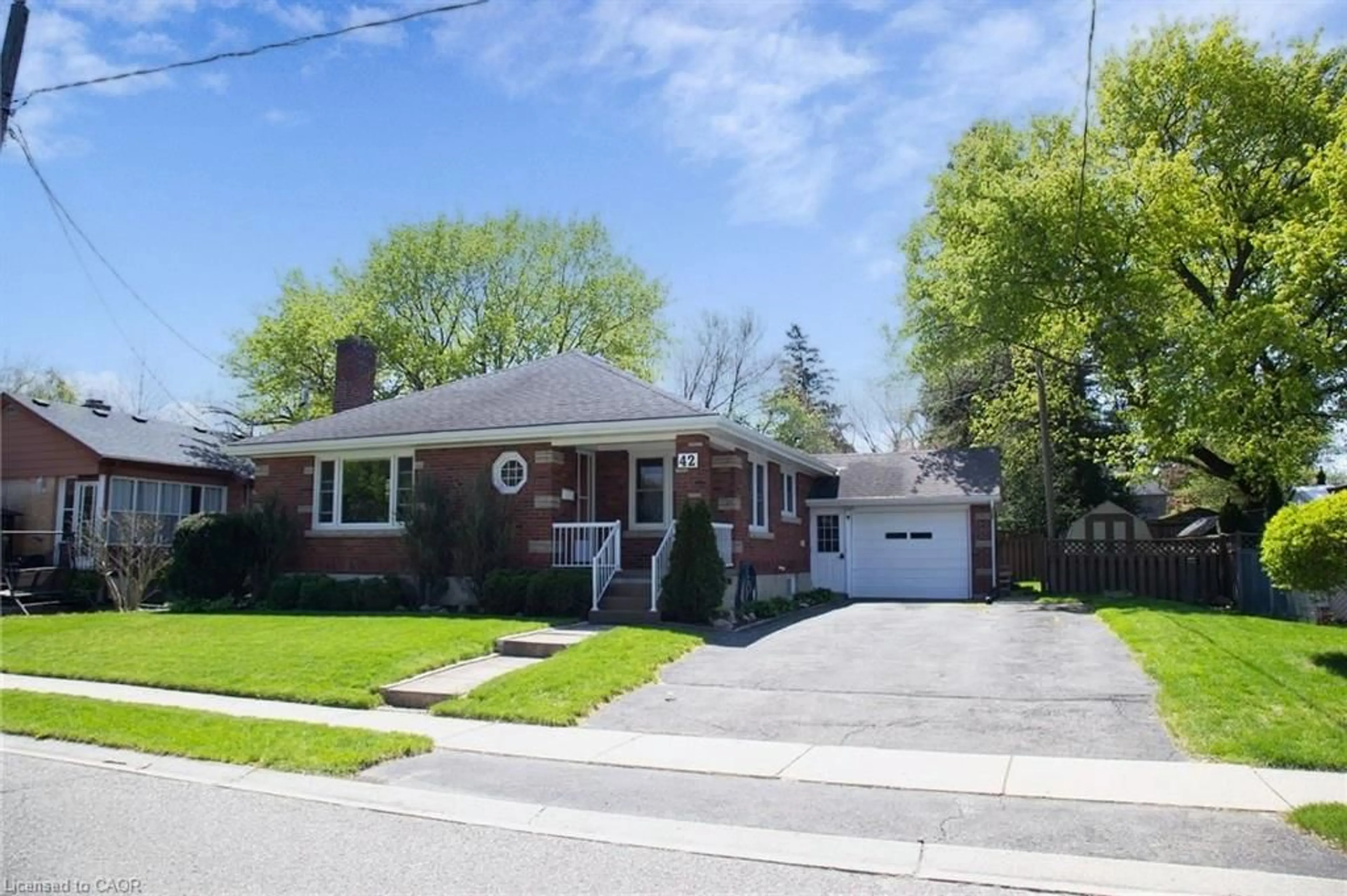 Home with brick exterior material, street for 42 Hawthorne Ave, Simcoe Ontario N3Y 2L9