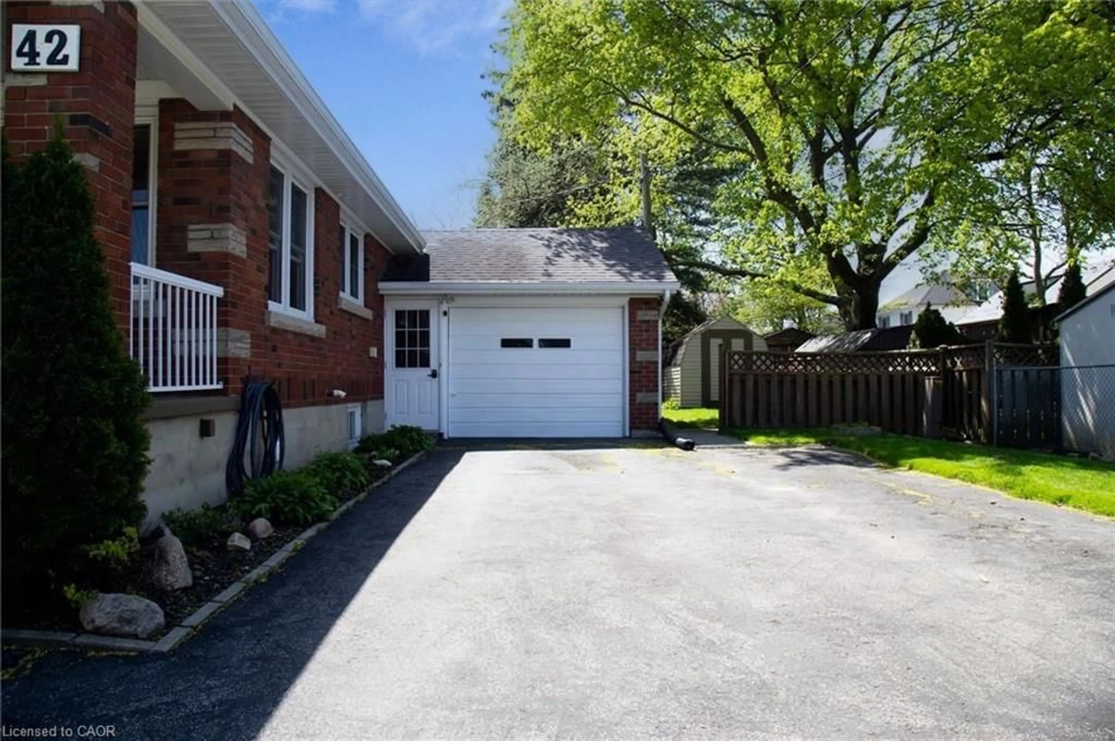 Home with brick exterior material, street for 42 Hawthorne Ave, Simcoe Ontario N3Y 2L9
