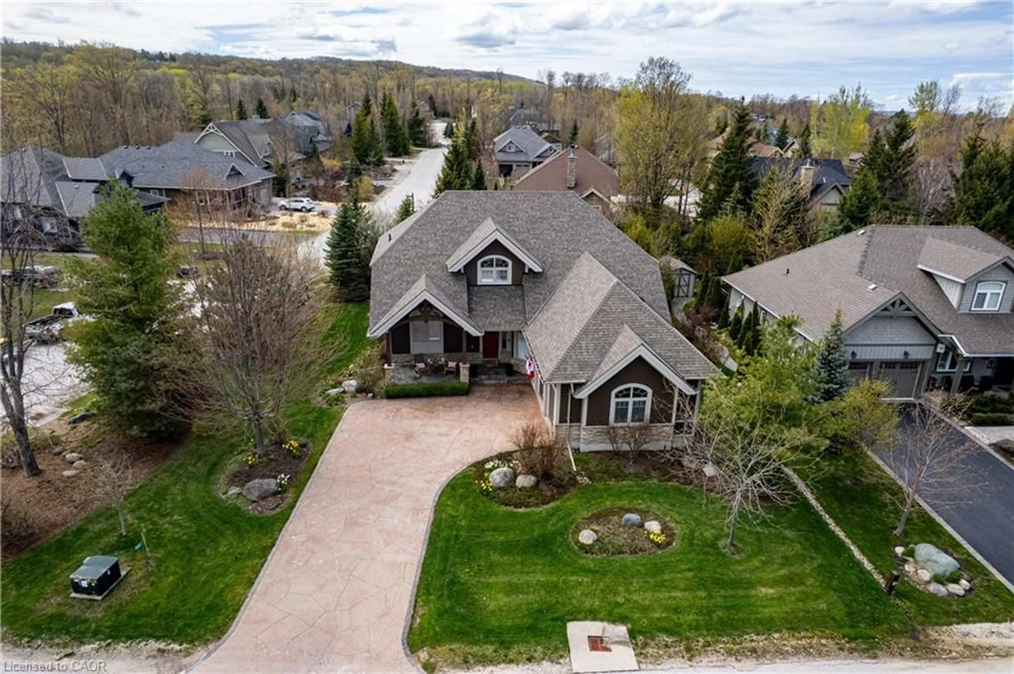 A pic from outside/outdoor area/front of a property/back of a property/a pic from drone, unknown for 102 Hammond Cres, Thornbury Ontario N0H 2P0