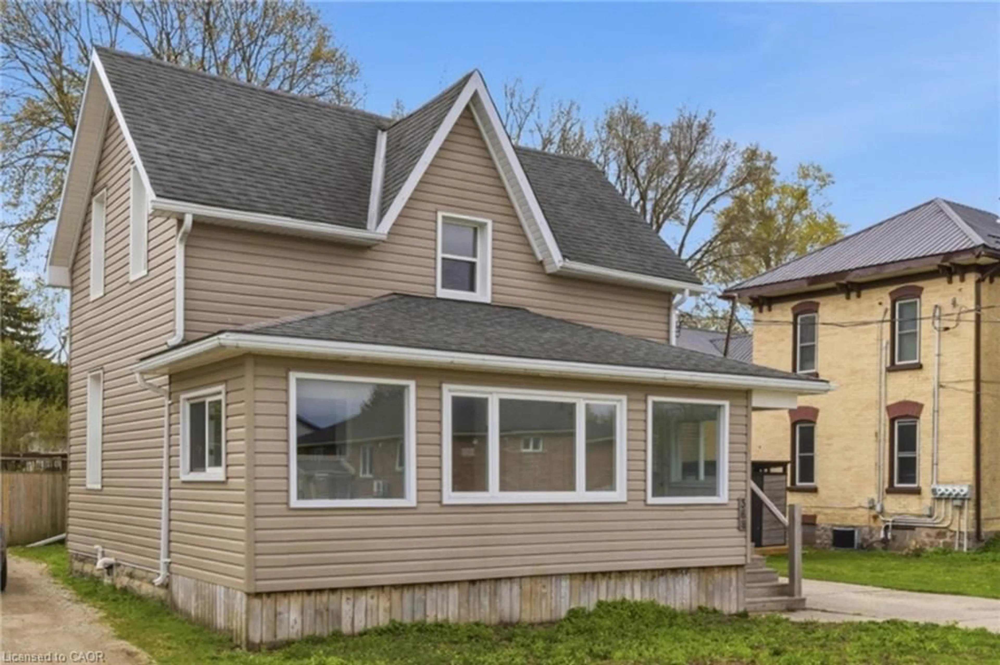 Home with vinyl exterior material, street for 368 Wellington Ave, Listowel Ontario N4W 2J2