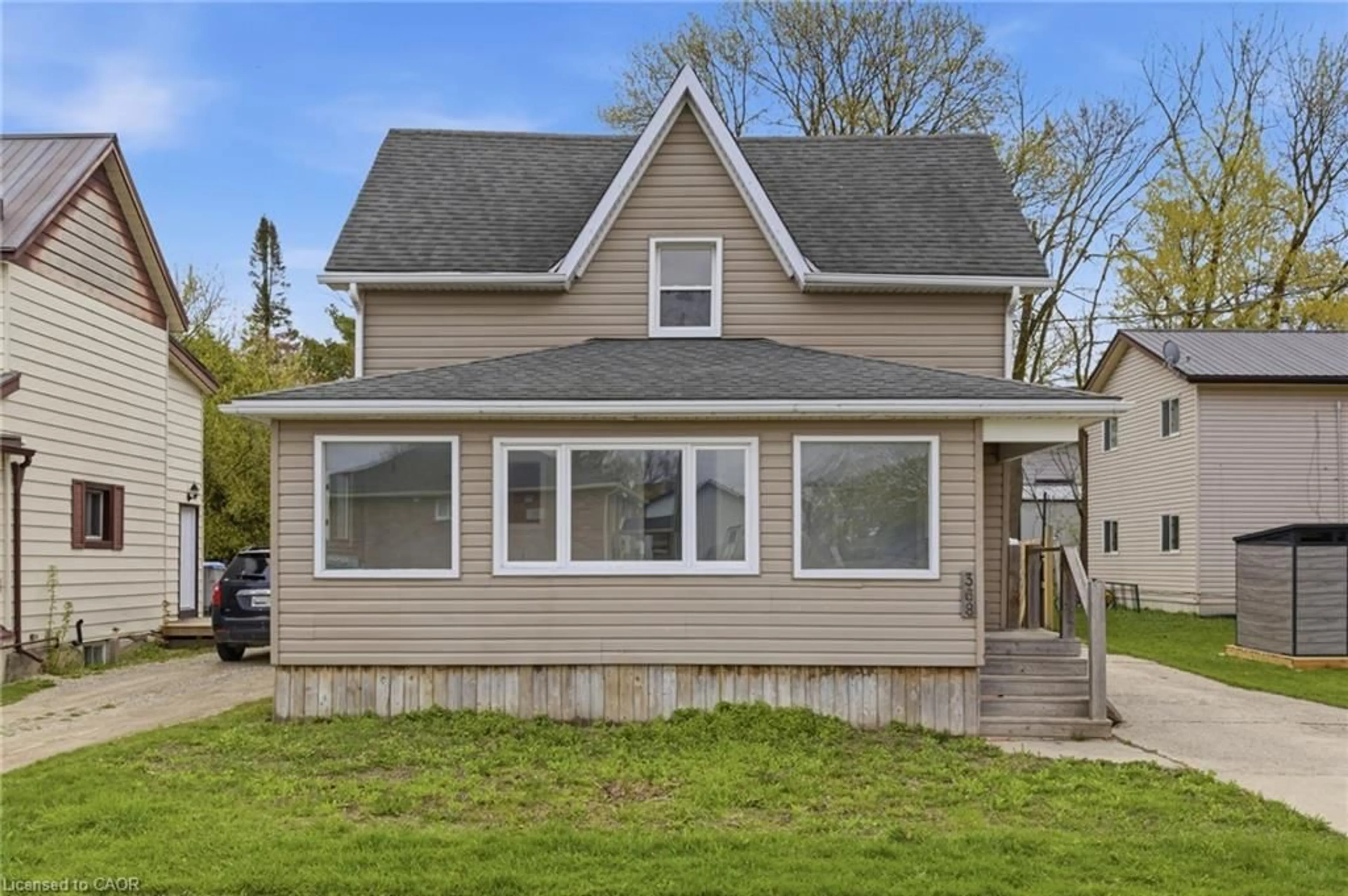 Home with vinyl exterior material, street for 368 Wellington Ave, Listowel Ontario N4W 2J2