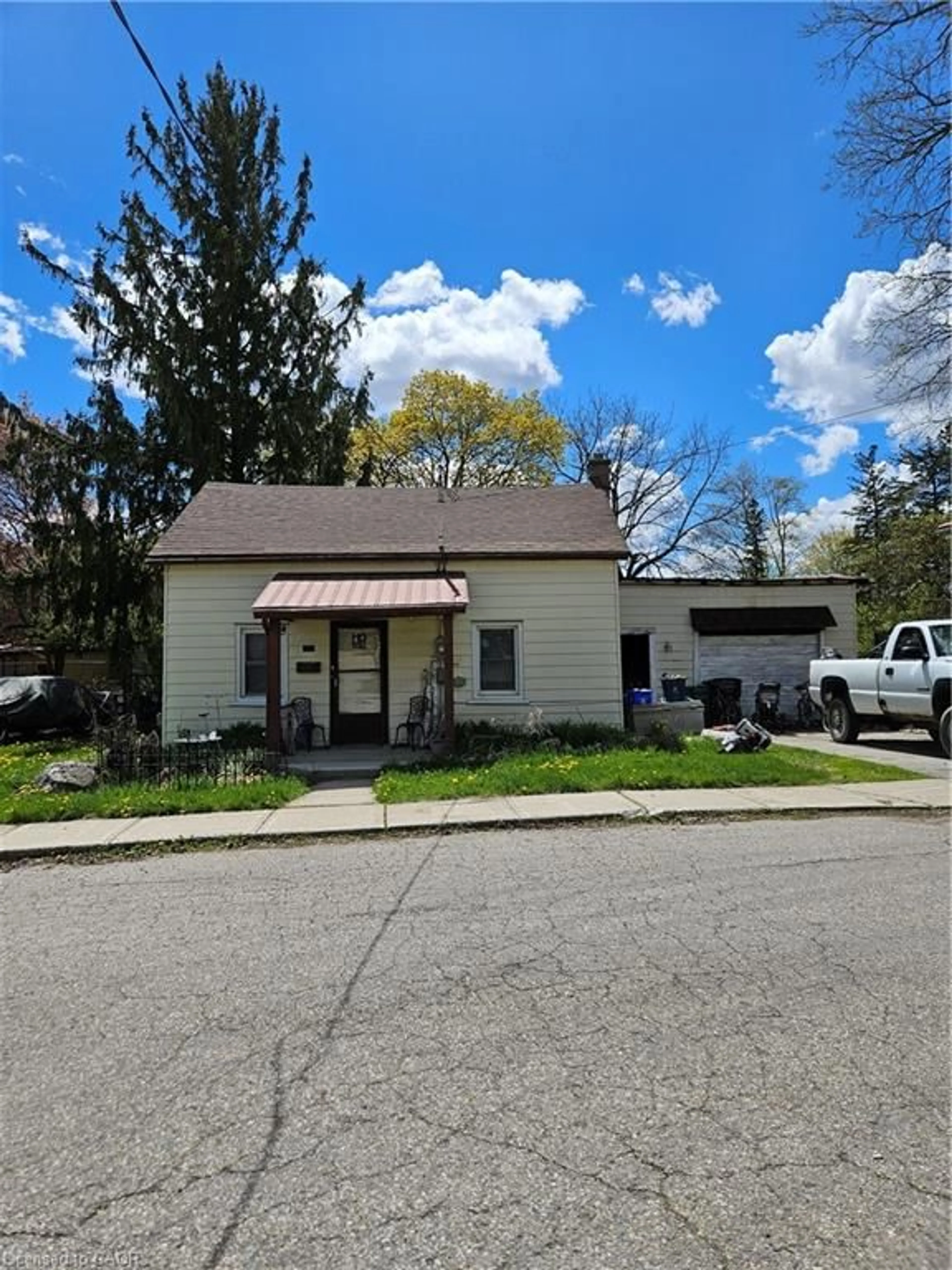 Unknown for 20 Foell St, Baden Ontario N3A 2V3