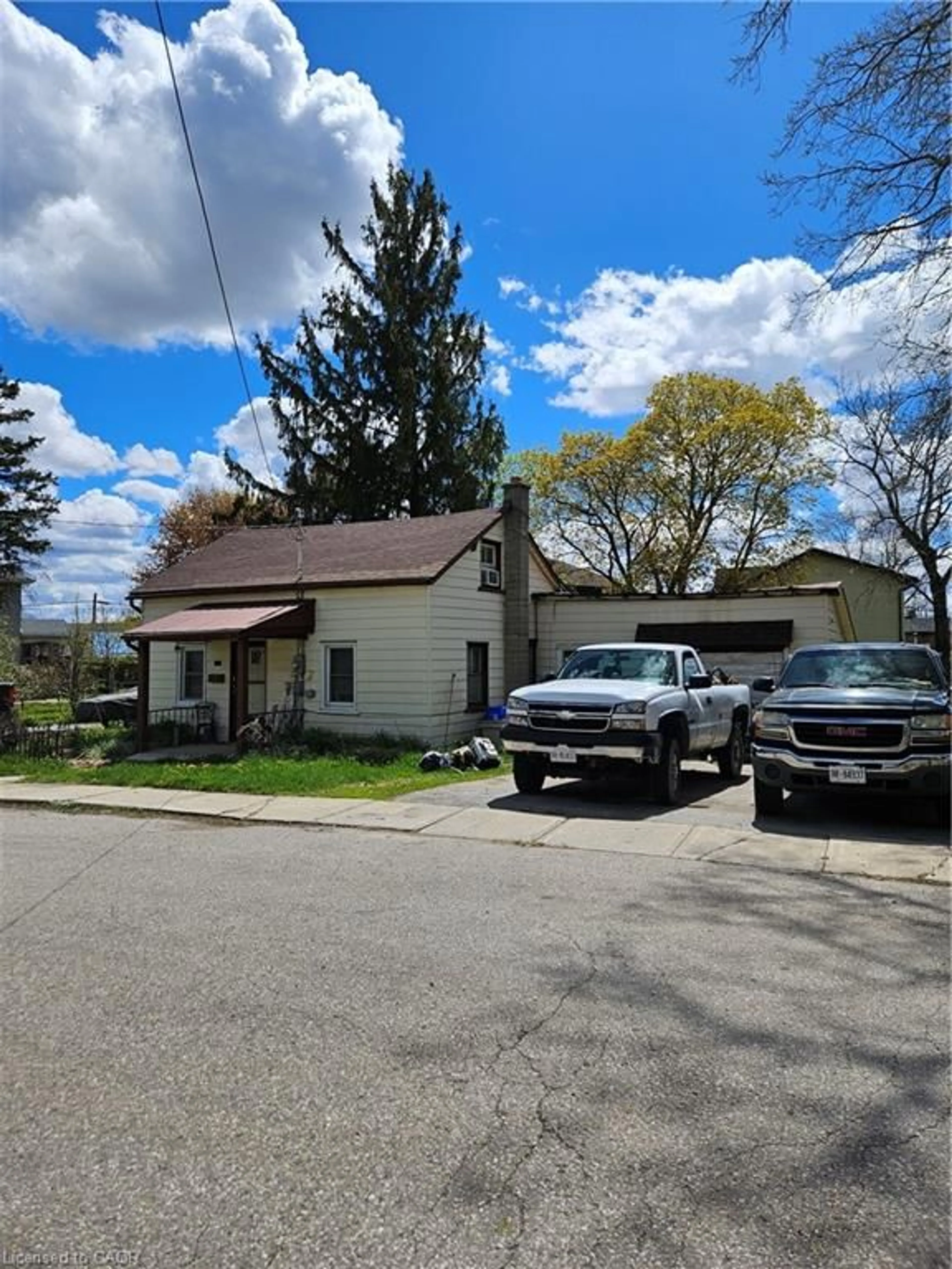 A pic from outside/outdoor area/front of a property/back of a property/a pic from drone, street for 20 Foell St, Baden Ontario N3A 2V3