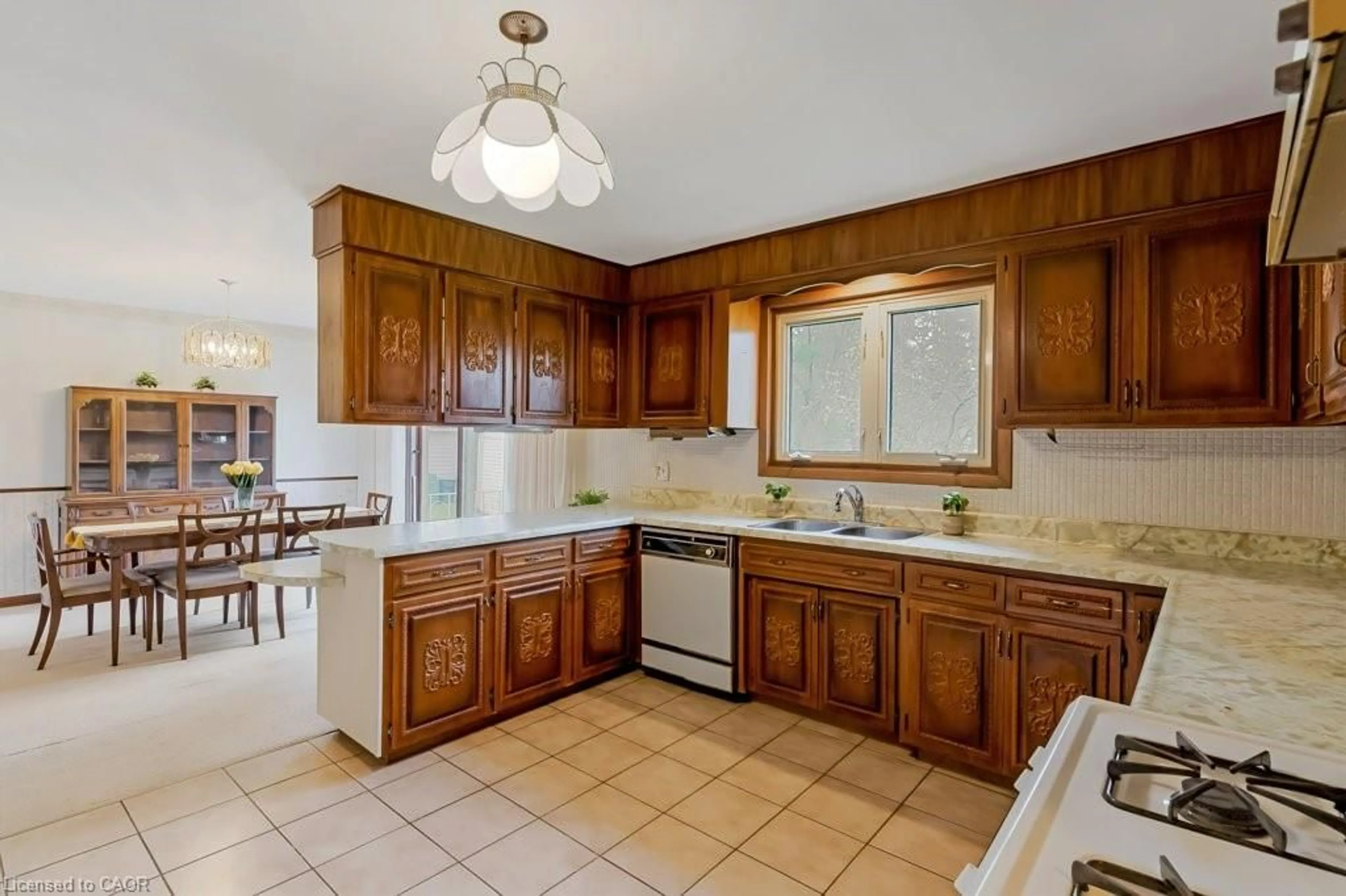 Standard kitchen, ceramic/tile floor for 106 Highland Park Pk, Cambridge Ontario N3H 3H4