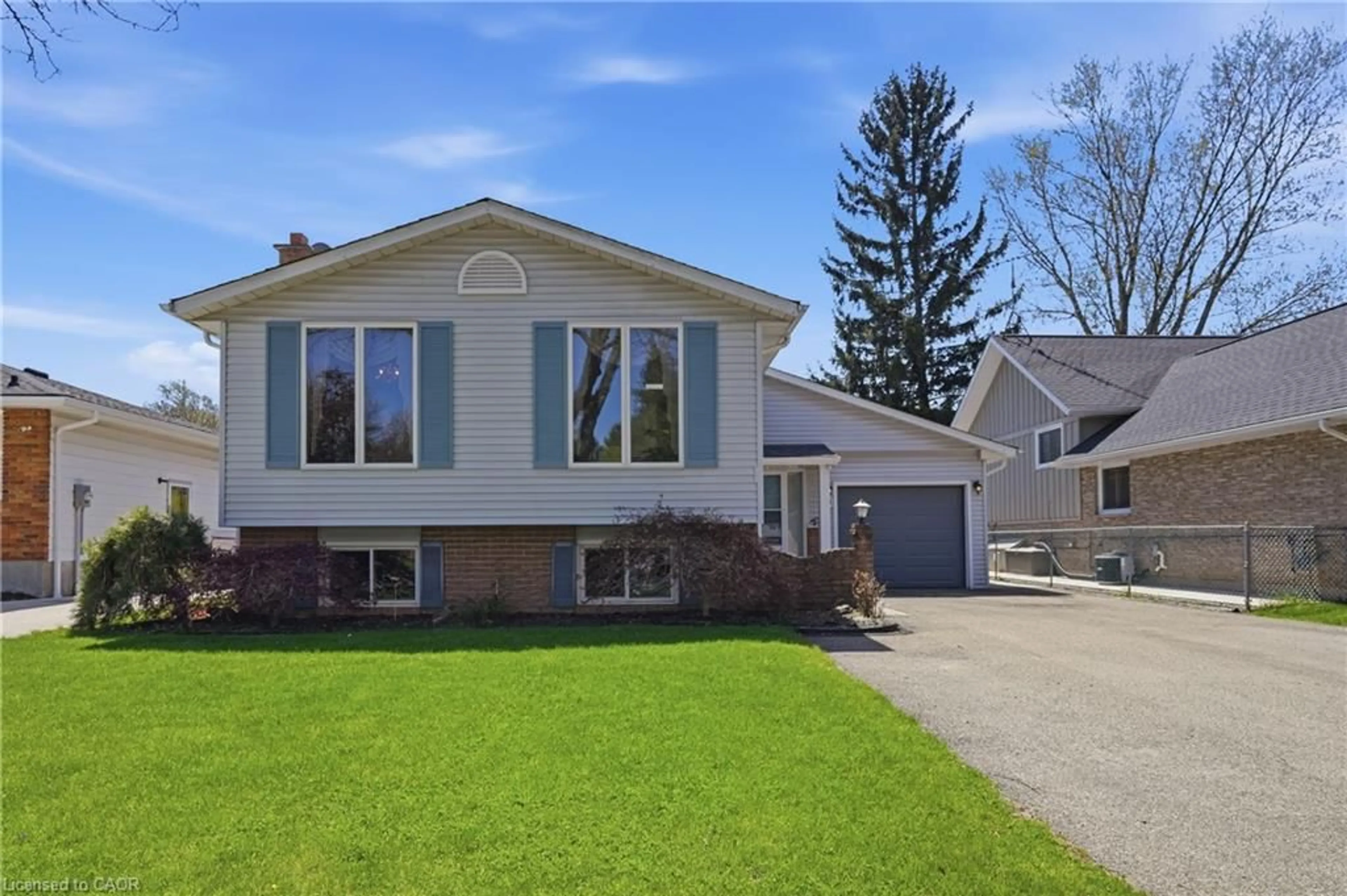 Home with vinyl exterior material, street for 13 Fallingbrook Dr, Fonthill Ontario L0S 1E1