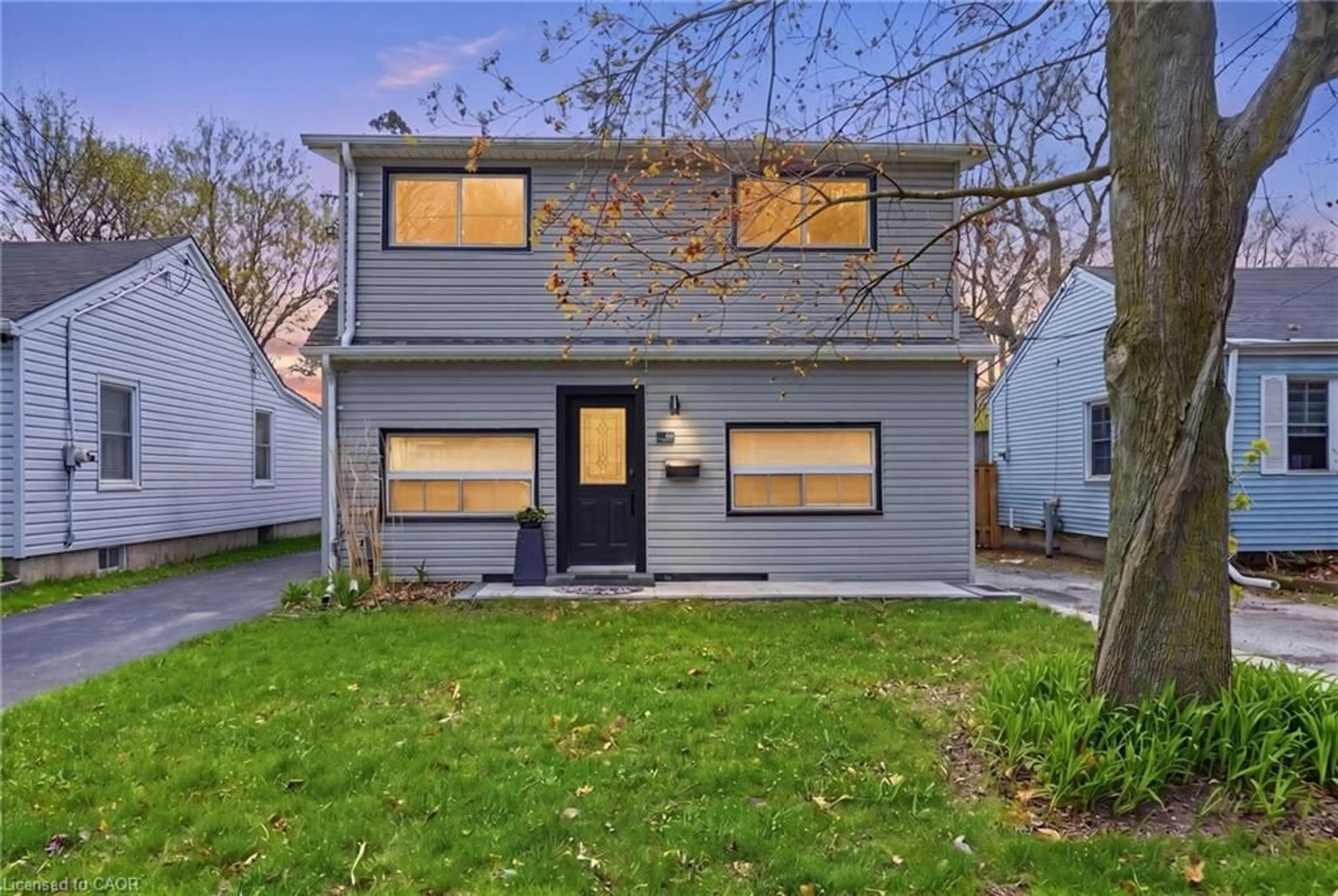 Home with vinyl exterior material, street for 68 York Rd, Dundas Ontario L9H 1L7