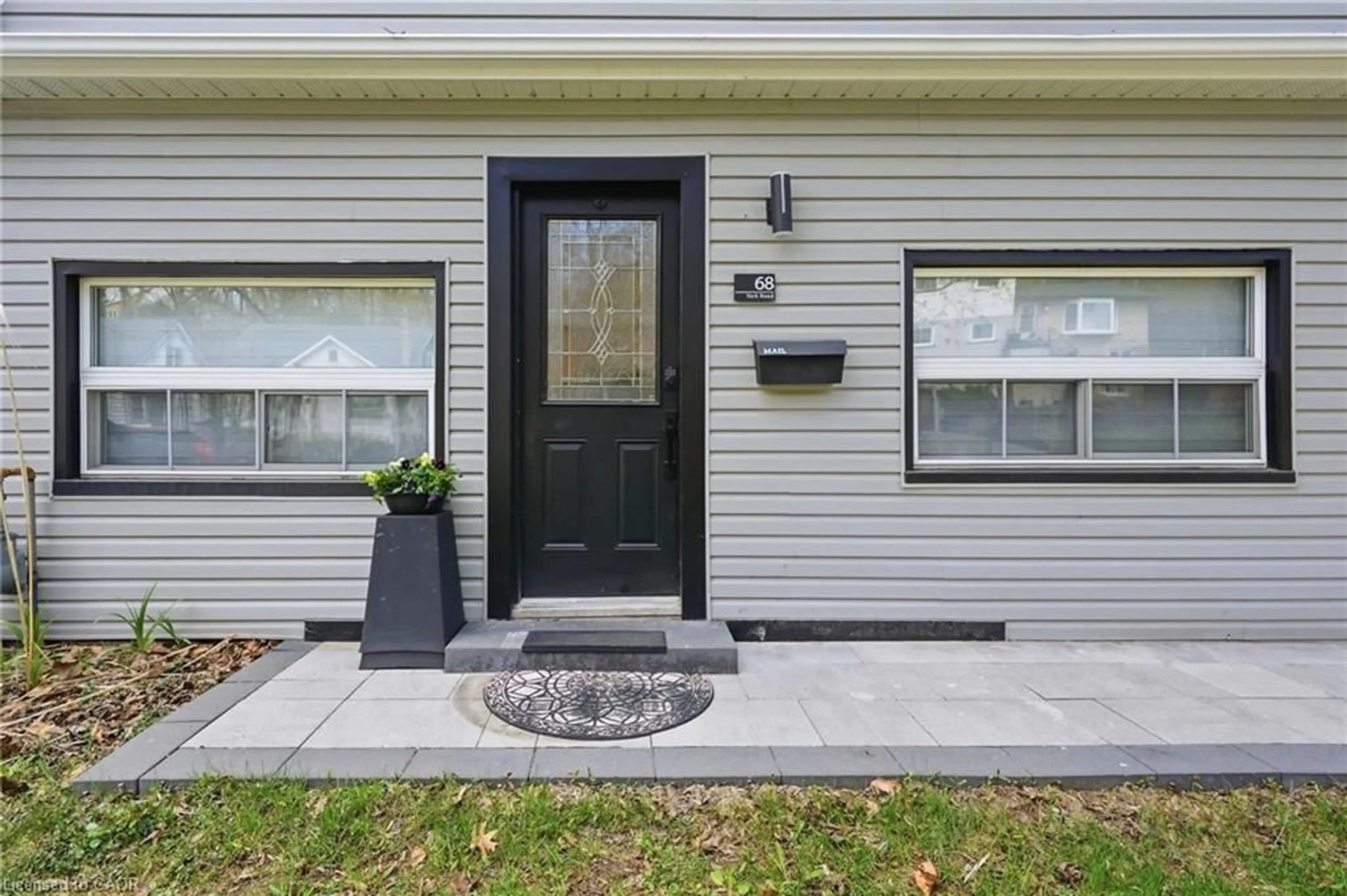 Home with vinyl exterior material, street for 68 York Rd, Dundas Ontario L9H 1L7