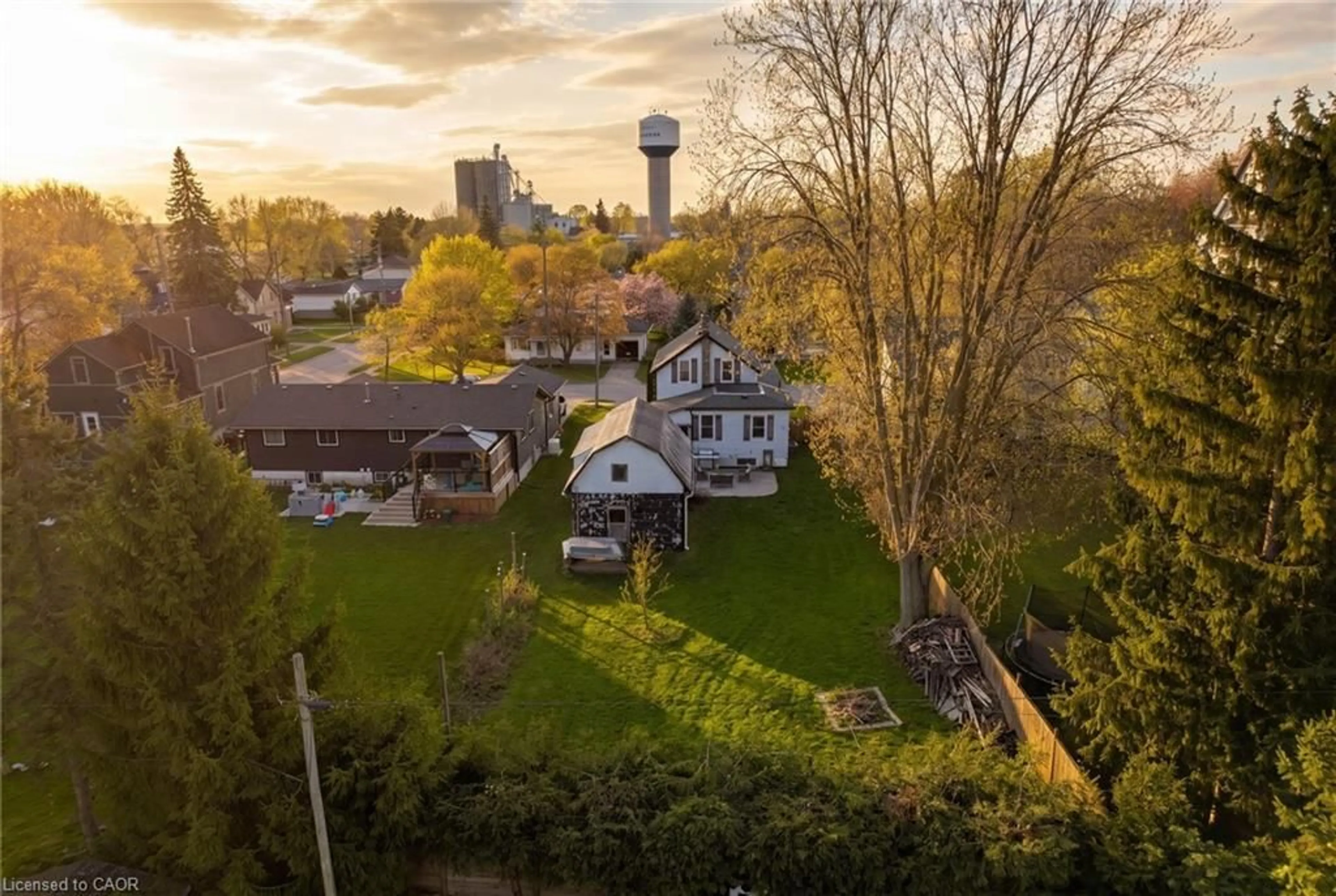 A pic from outside/outdoor area/front of a property/back of a property/a pic from drone, street for 27 Wellington St, Tavistock Ontario N0B 2R0