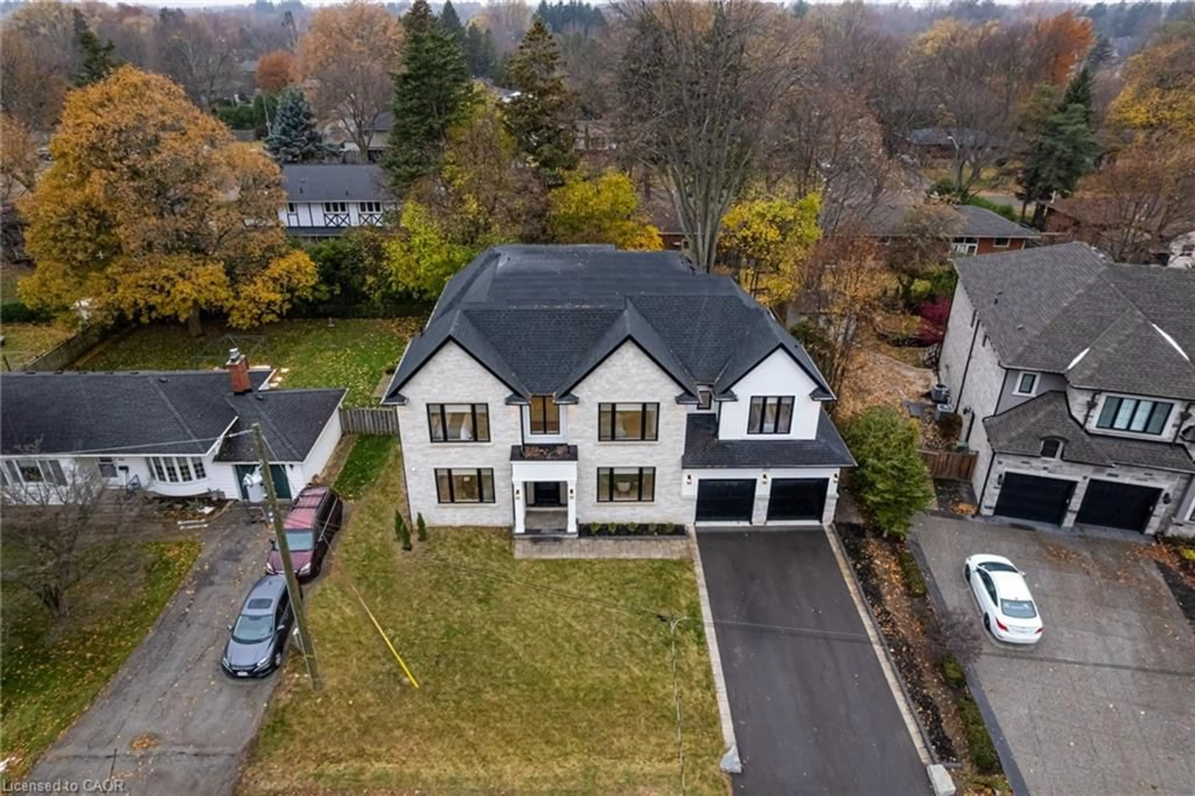A pic from outside/outdoor area/front of a property/back of a property/a pic from drone, street for 102 Cumming Crt, Ancaster Ontario L9G 1V3