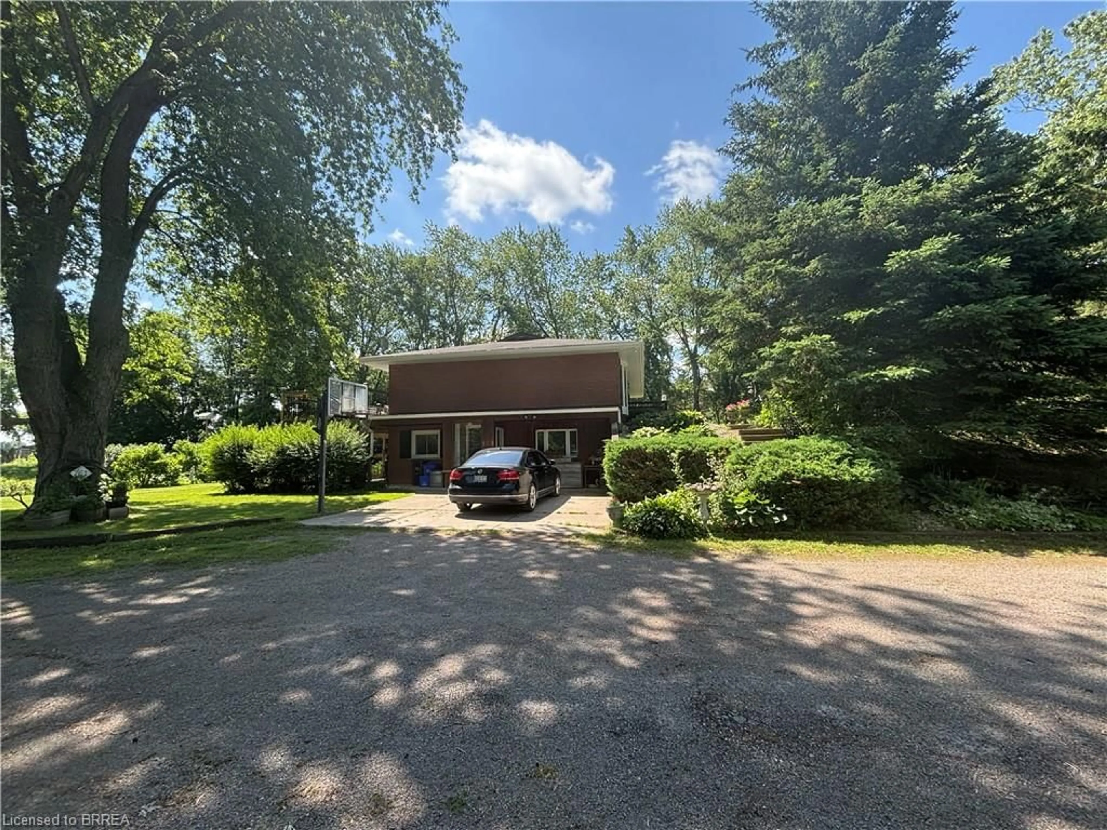 A pic from outside/outdoor area/front of a property/back of a property/a pic from drone, street for 761 Lynden Rd, Ancaster Ontario L0R 1T0