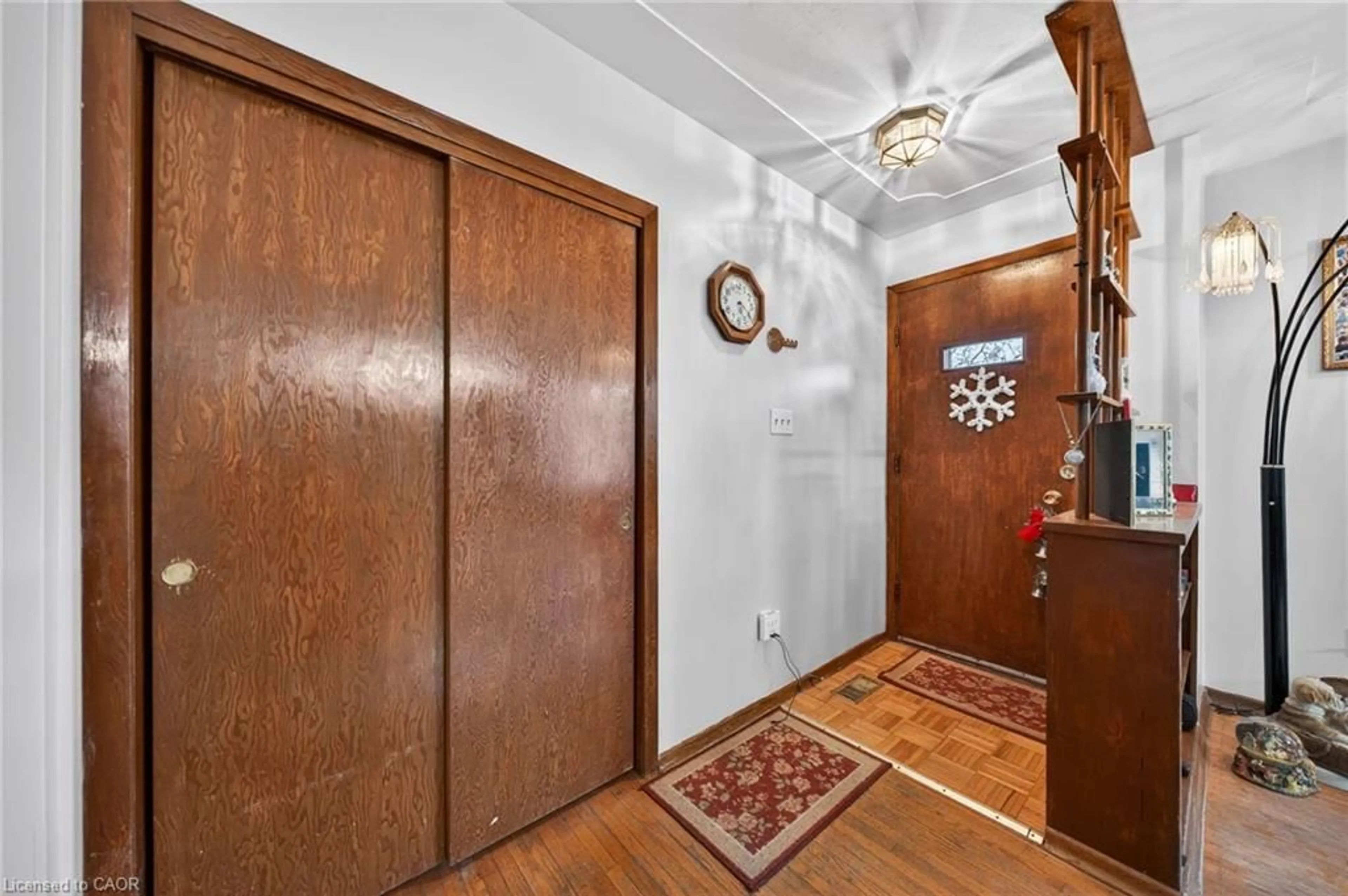 Indoor foyer for 113 Plymouth Rd, Kitchener Ontario N2G 3G7