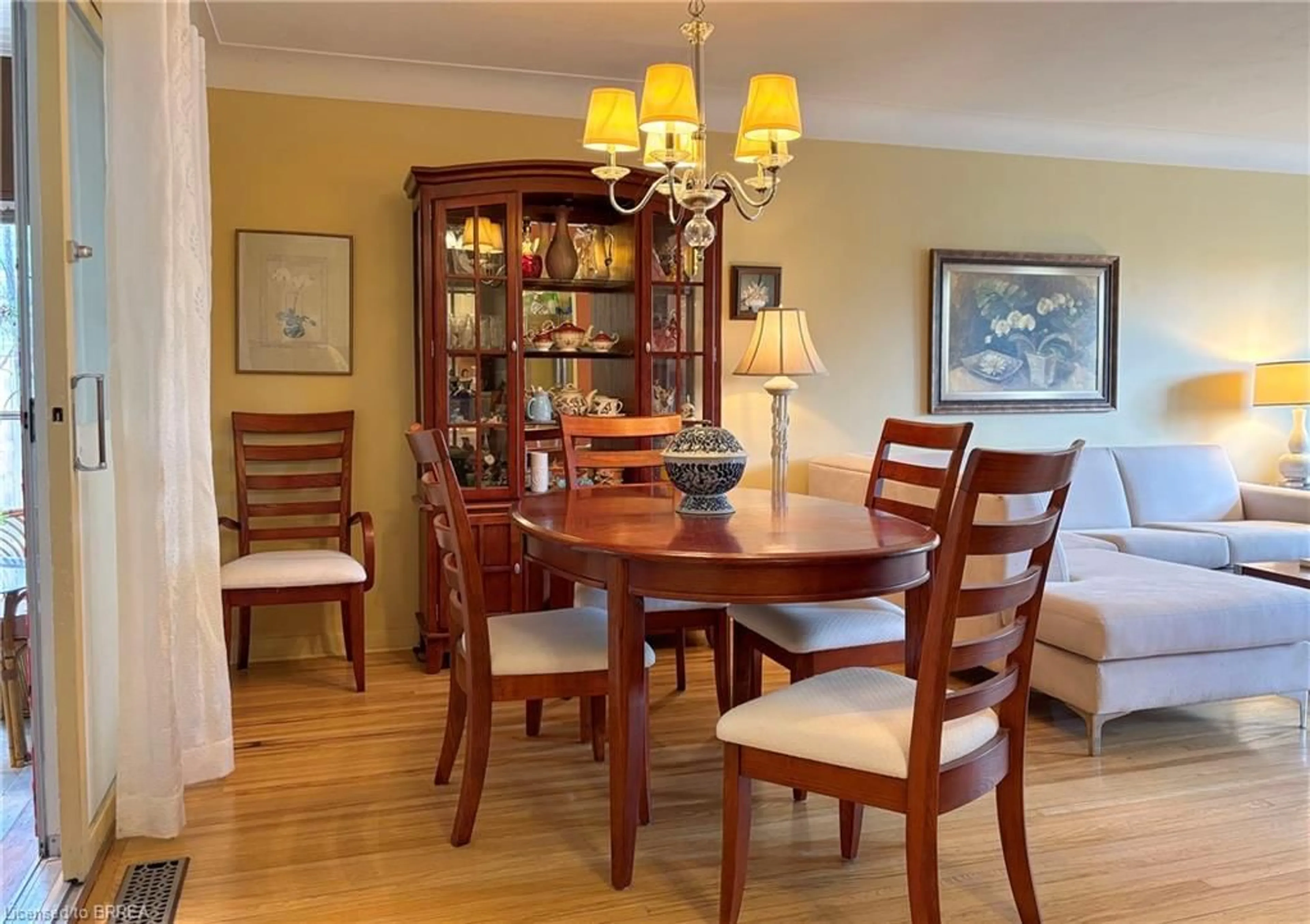 Dining room, wood/laminate floor for 38 Slater St, Brantford Ontario N3T 4N9