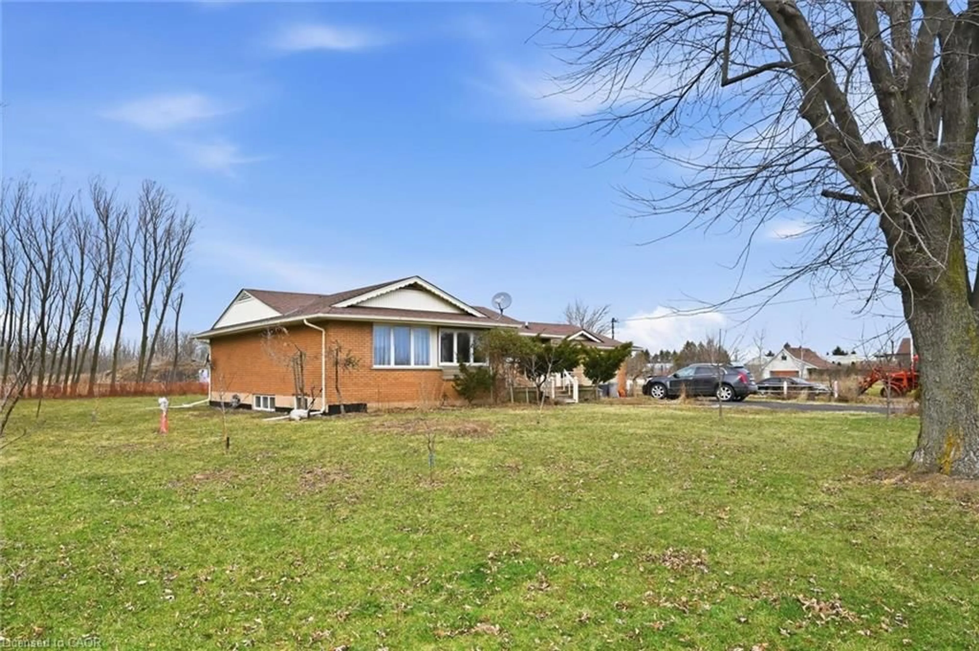 A pic from outside/outdoor area/front of a property/back of a property/a pic from drone, unknown for 356 Mountain Rd, Grimsby Ontario L3M 4E7