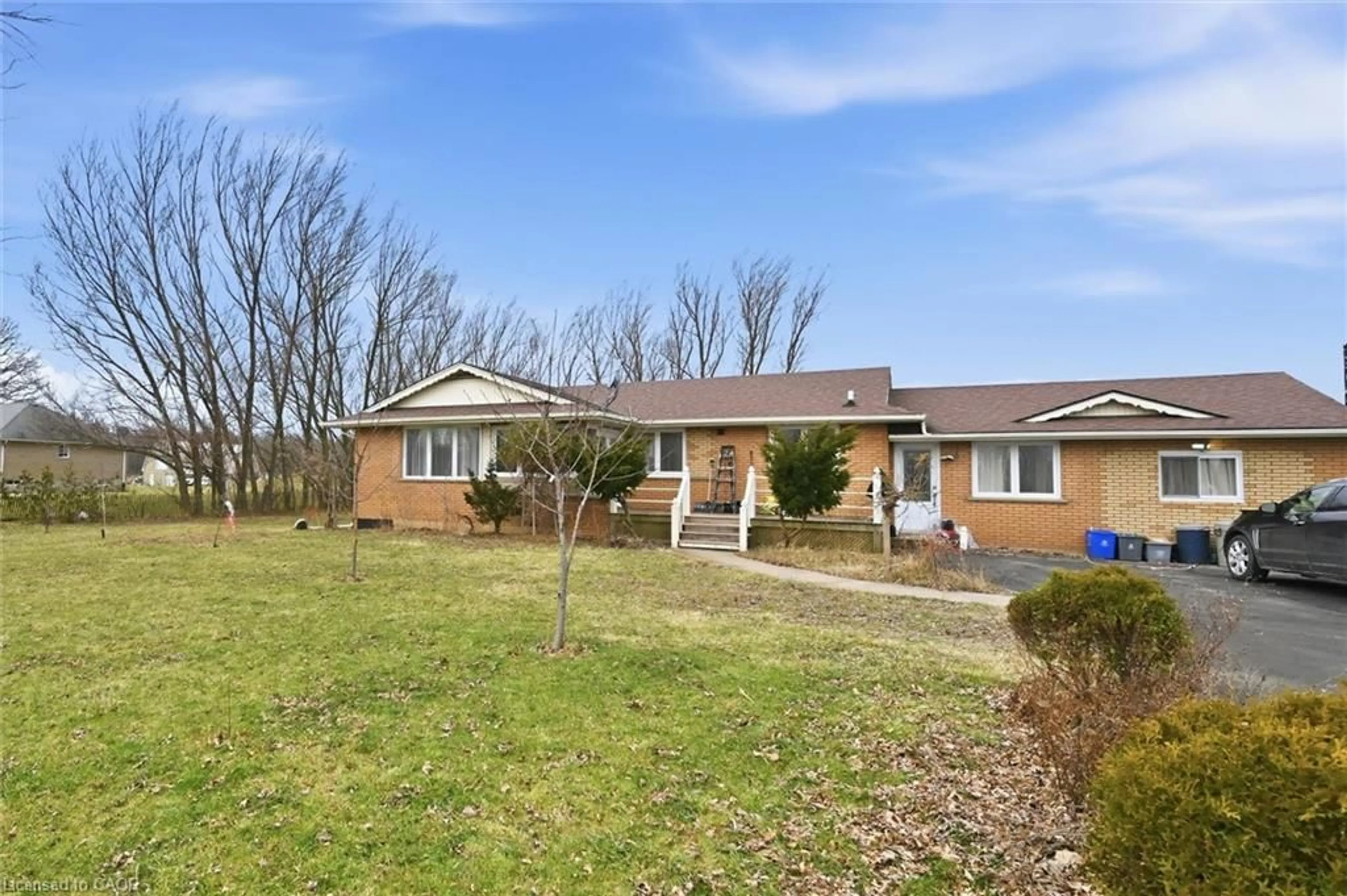 A pic from outside/outdoor area/front of a property/back of a property/a pic from drone, unknown for 356 Mountain Rd, Grimsby Ontario L3M 4E7